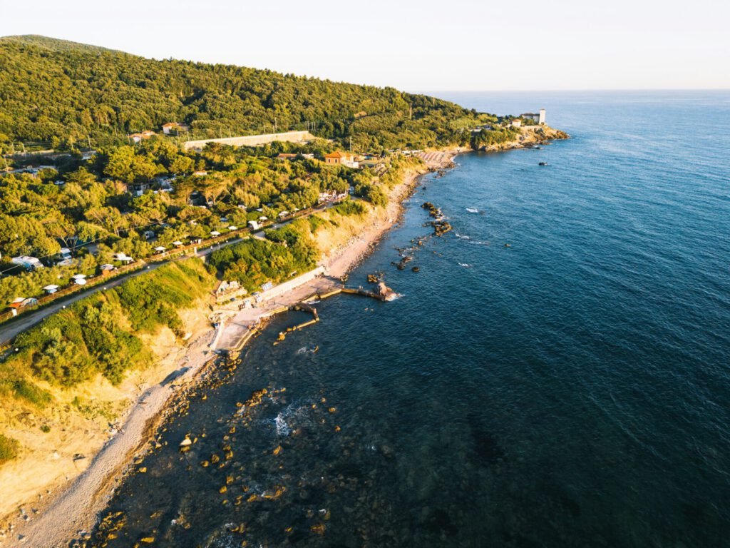 Livorno Eine Luftaufnahme der Felsenküste in Livorno