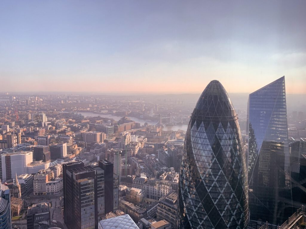 Eine Luftaufnahme von London mit The Gherkin im Vordergrund