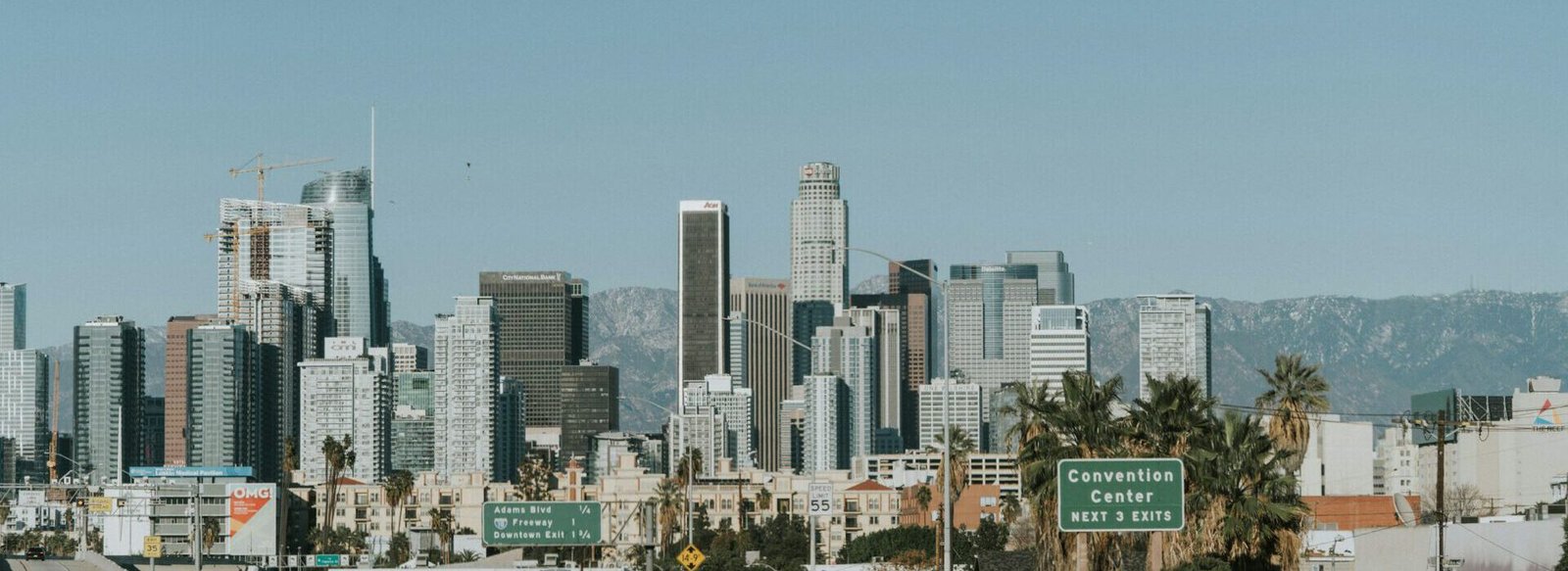 Eine Aufnahme der Downton Skyline von Los Angeles mit den Hollywood Hills im Hintergrund
