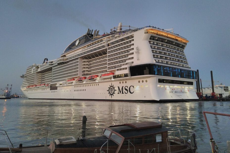 Eine Aufnahme der MSC Bellissima von MSC Cruises im Hafen von Saint-Nazaire, 2019.