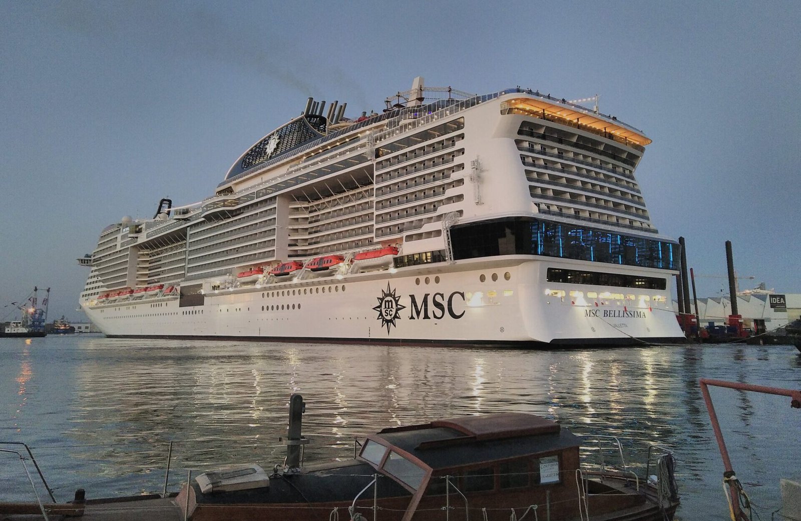 Eine Aufnahme der MSC Bellissima von MSC Cruises im Hafen von Saint-Nazaire, 2019.