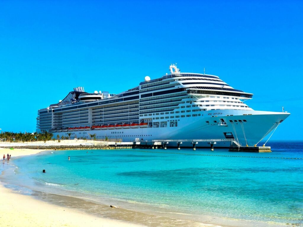 Eine Aufnahme der MSC Divina von MSC Cruises im Hafen Ocean Cay, Bahamas.