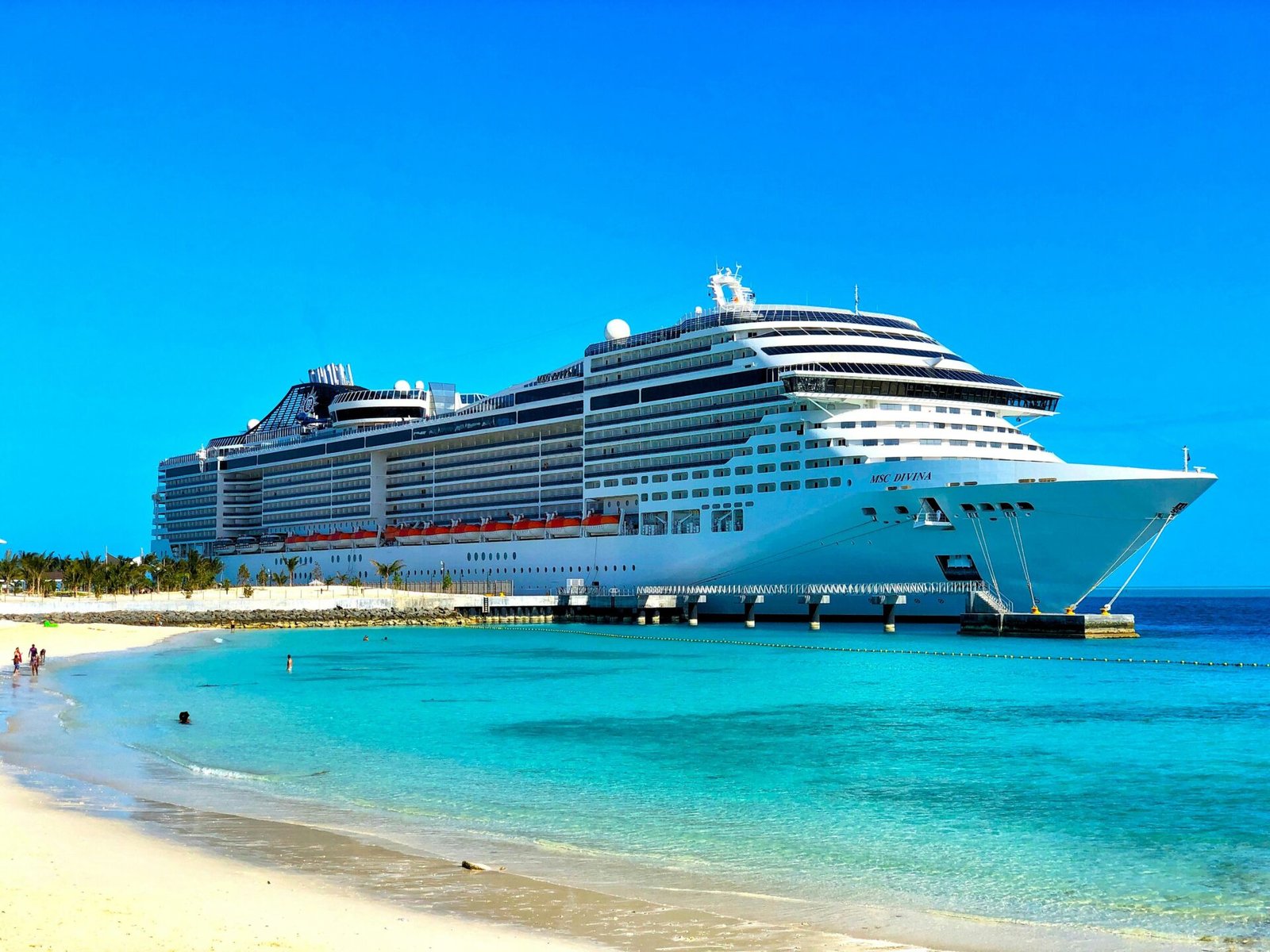 Eine Aufnahme der MSC Divina von MSC Cruises im Hafen Ocean Cay, Bahamas.