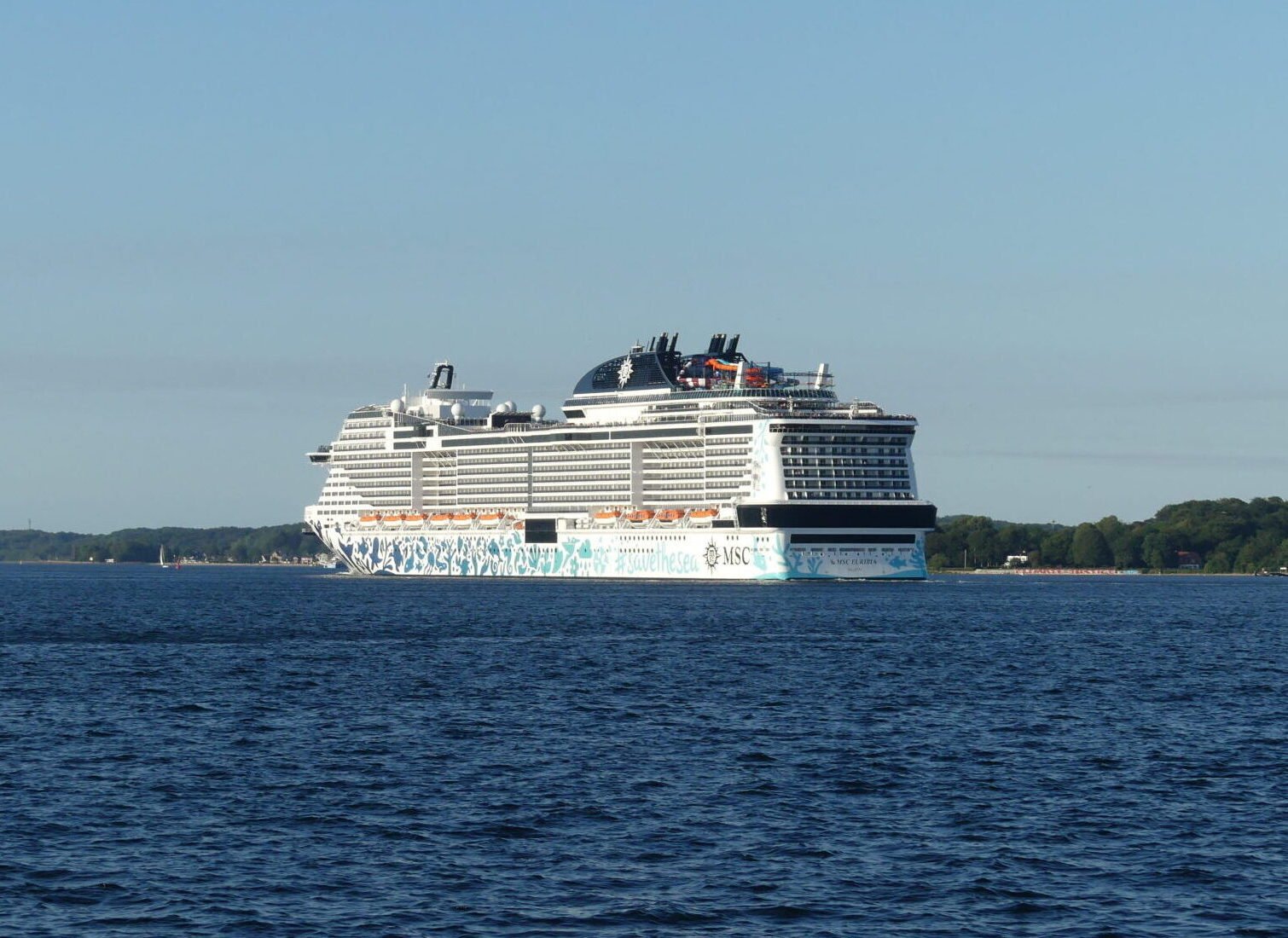 Eine Aufnahme der MSC Euribia von MSC Cruises vor Kiel, 2023.