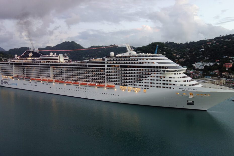 Eine Aufnahme der MSC Fantasia von MSC Cruises im Hafen von St. Lucia, 2017.