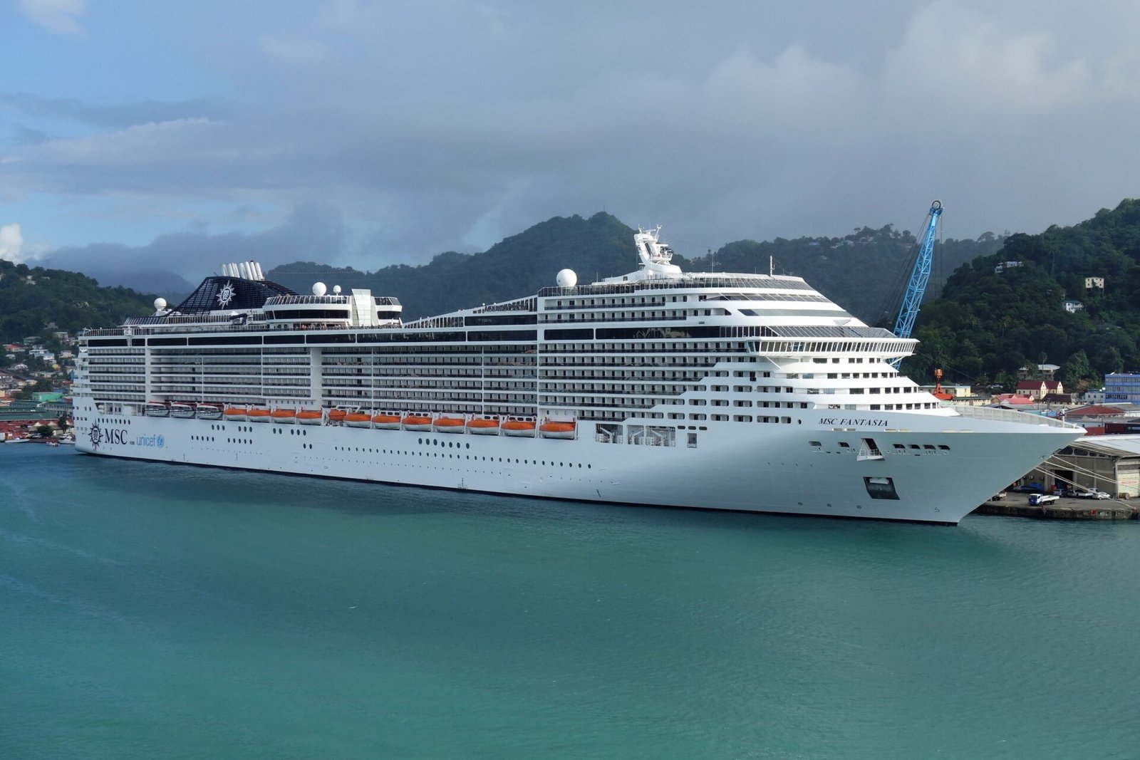 Eine Aufnahme der MSC Fantasia von MSC Cruises im Castries Ferry Terminal, St. Lucia, 2017.