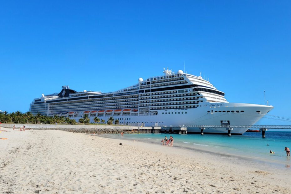 Eine Aufnahme der MSC Magnifica von MSC Cruises vor Ocean Cay, Bahamas, 2024.