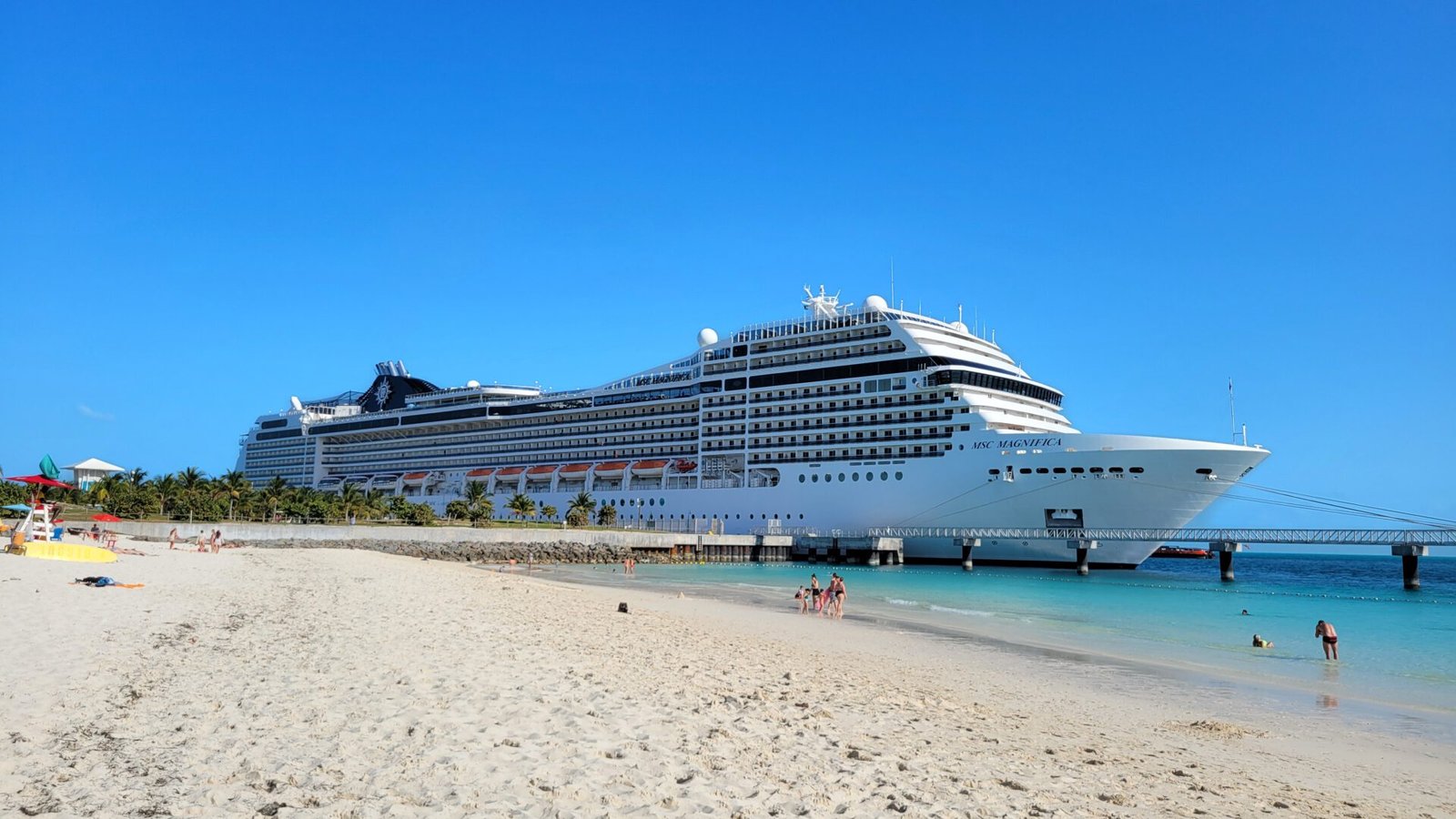Eine Aufnahme der MSC Magnifica von MSC Cruises vor Ocean Cay, Bahamas, 2024.