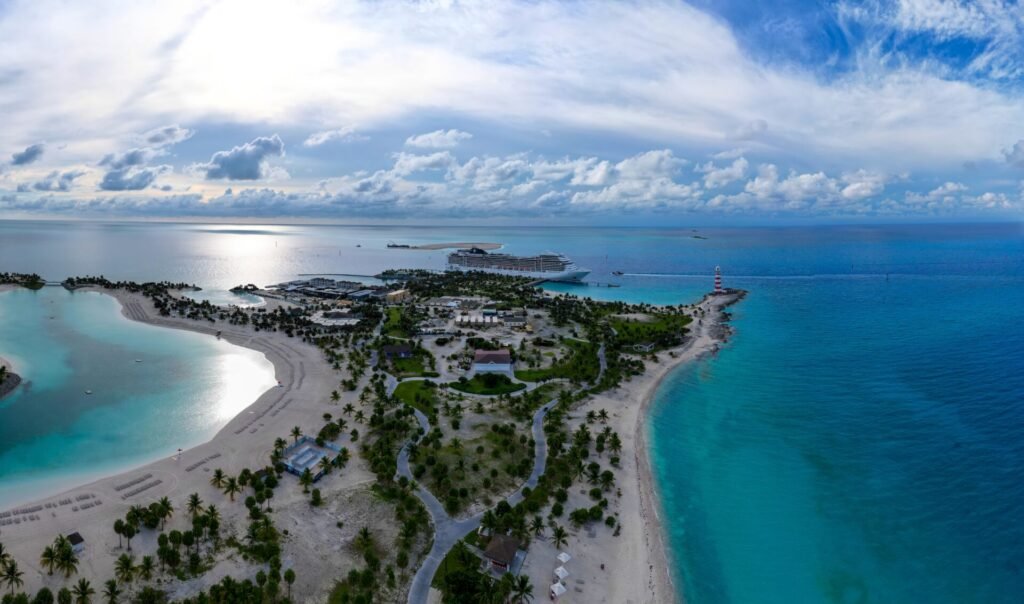 Eine Aufnahme der MSC Magnifica von MSC Cruises im Hafen Ocean Cay, Bahamas.