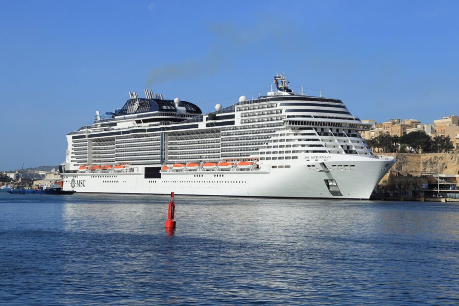 Eine Aufnahme der MSC Meraviglia von MSC Cruises im Grand Harbour in Malta, 2018.