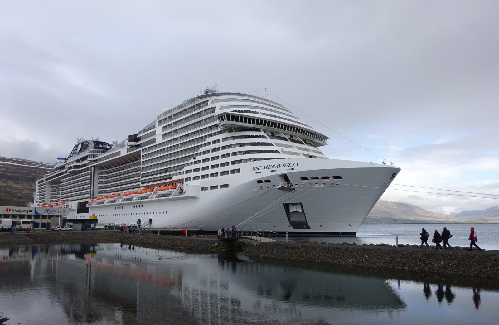 Eine Aufnahme der MSC Meraviglia von MSC Cruises im Hafen von Island, 2018.