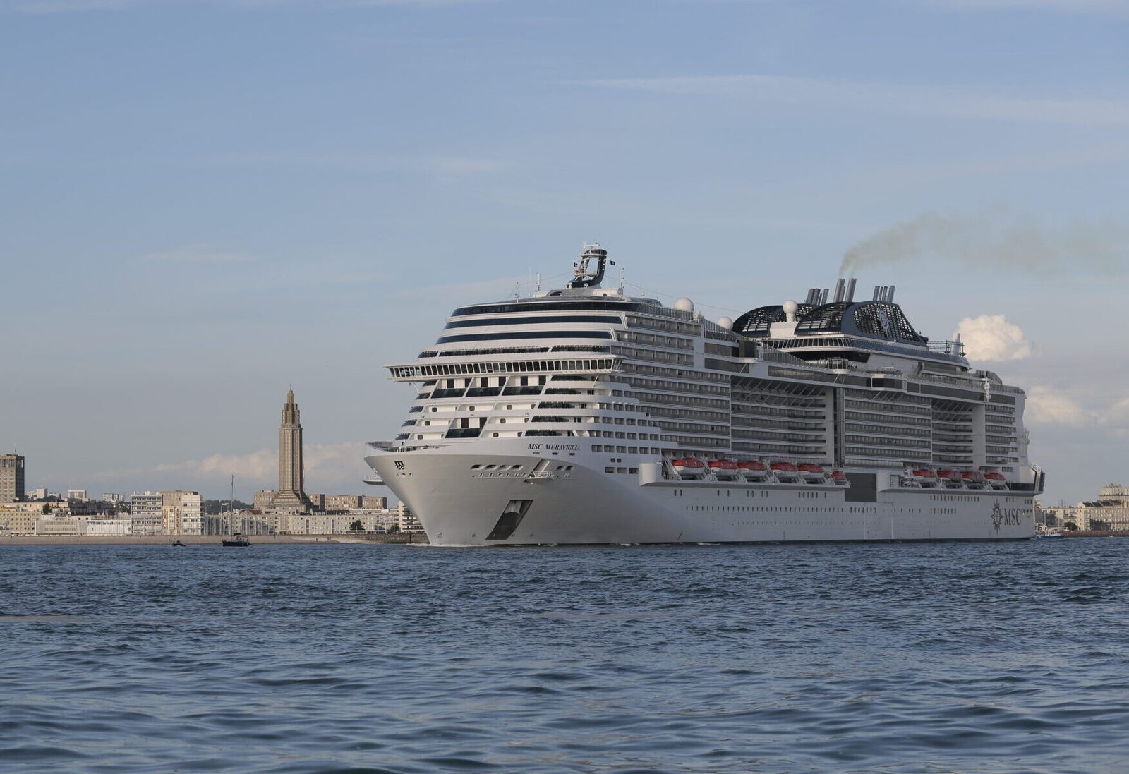 Eine Aufnahme der MSC Meraviglia von MSC Cruises vor Le Havre, Frankreich, 2017.