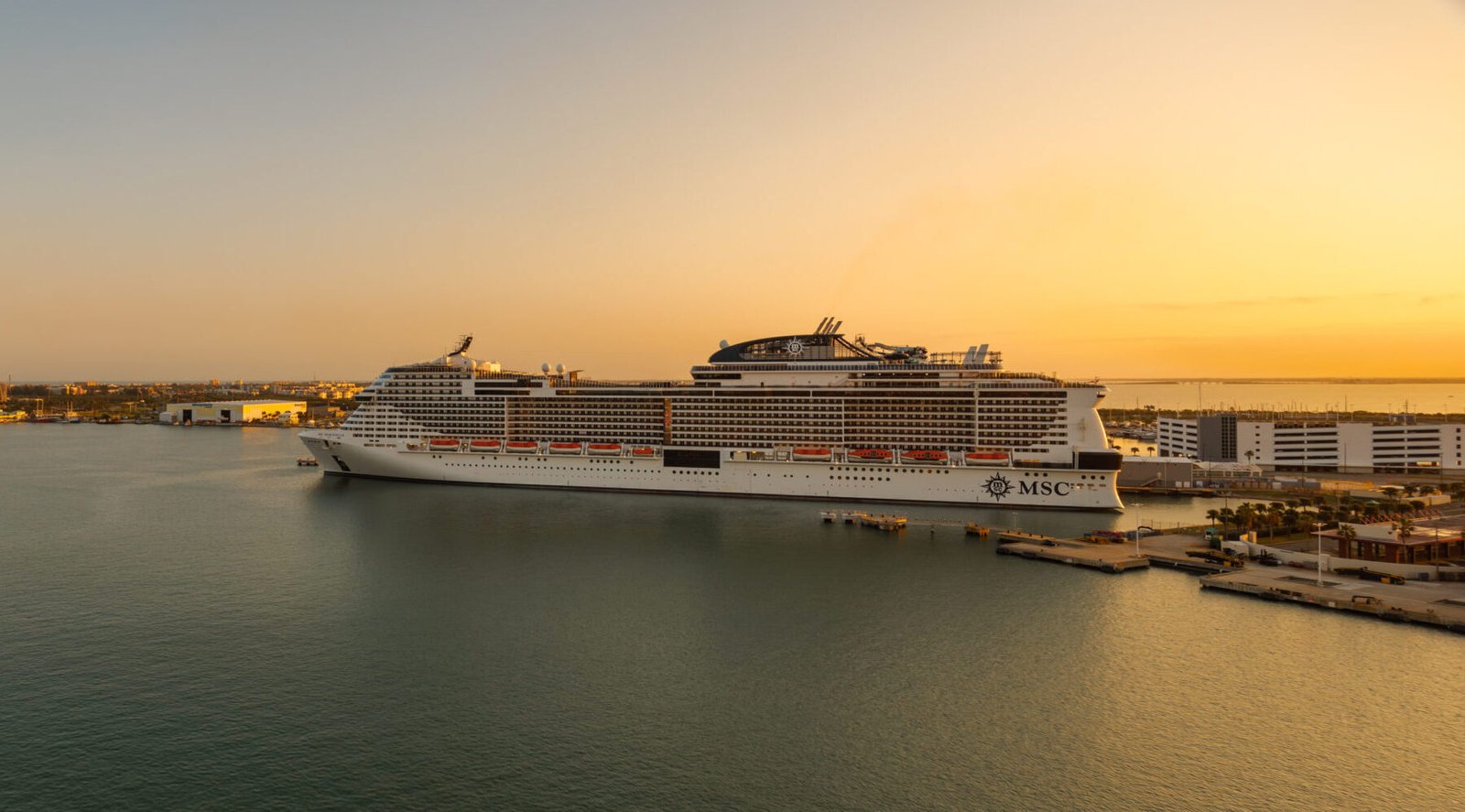 Eine Aufnahme der MSC Meraviglia von MCS Cruises im Hafen von Port Canaveral, Florida, 2022.