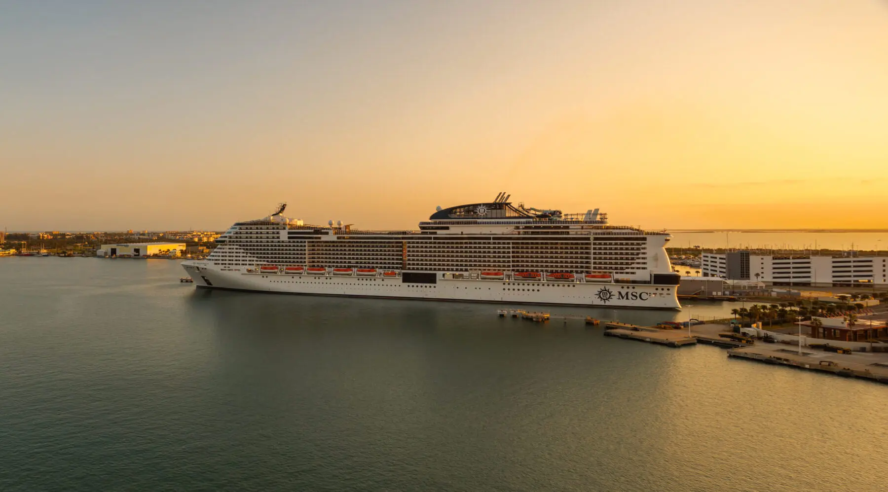 Eine Aufnahme der MSC Meraviglia von MCS Cruises im Hafen von Port Canaveral, Florida, 2022.
