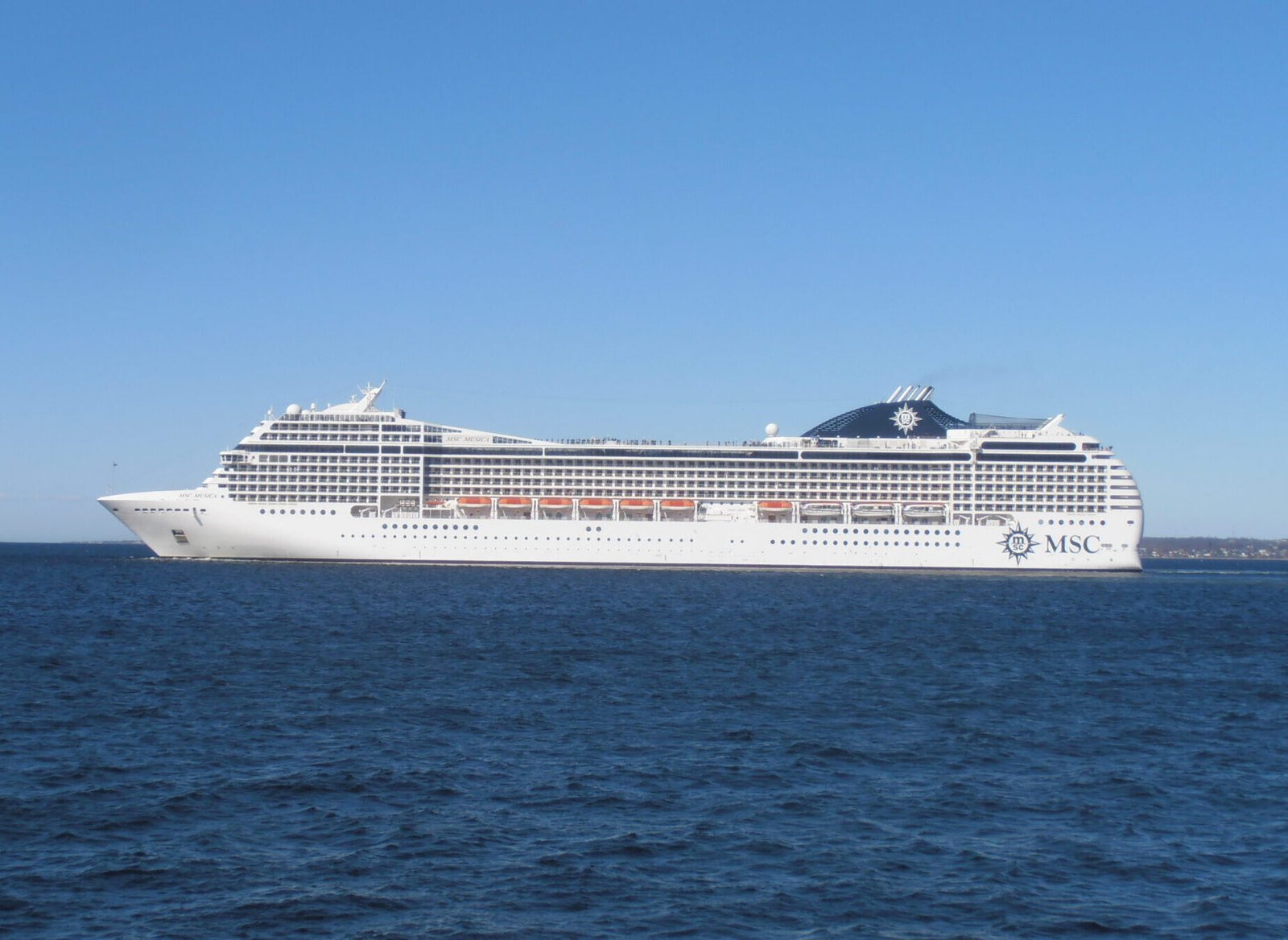 Eine Aufnahme der MSC Musica von MSC Cruises vor Tallinn, 2013.