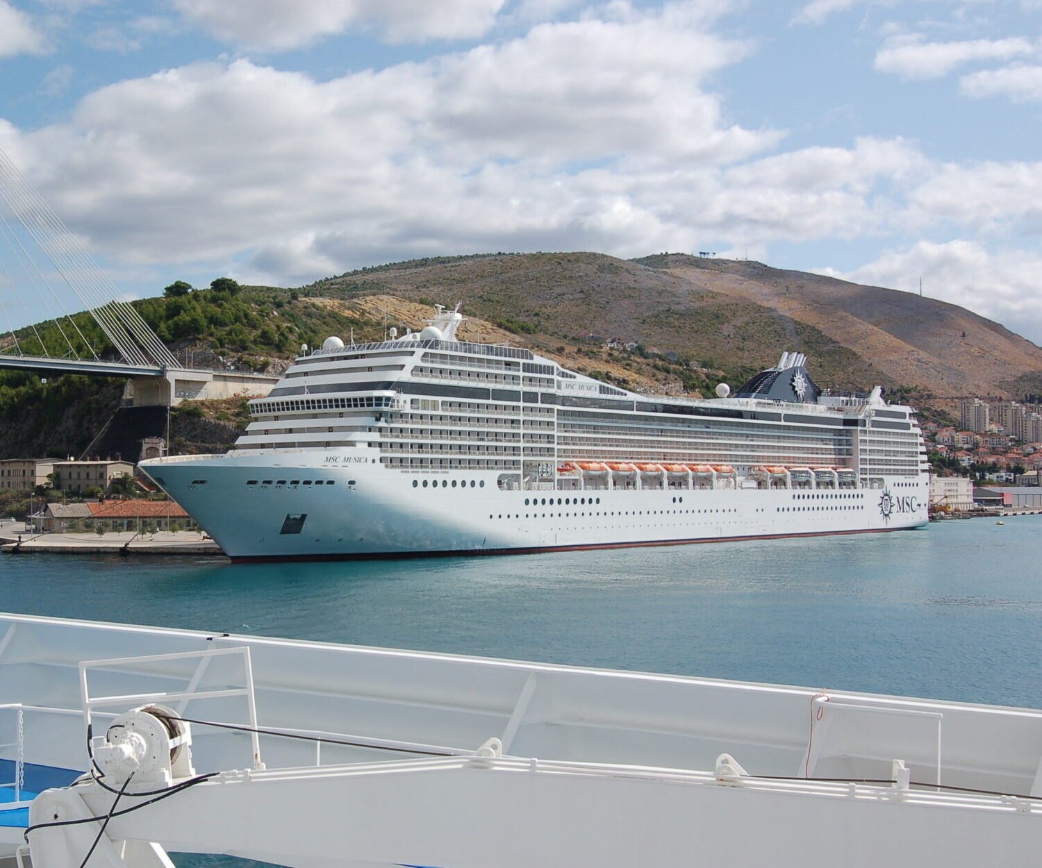 Eine Aufnahme der MSC Musica von MSC Cruises im Hafen von Dubrovnik, Kroatien, 2008.
