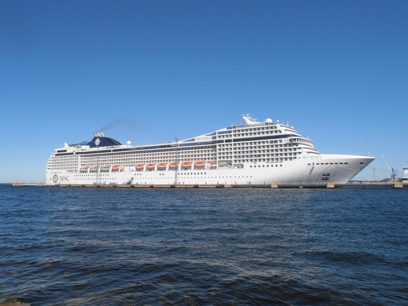 Eine Aufnahme der MSC Musica von MSC Cruises im Hafen von Tallinn, 2013.