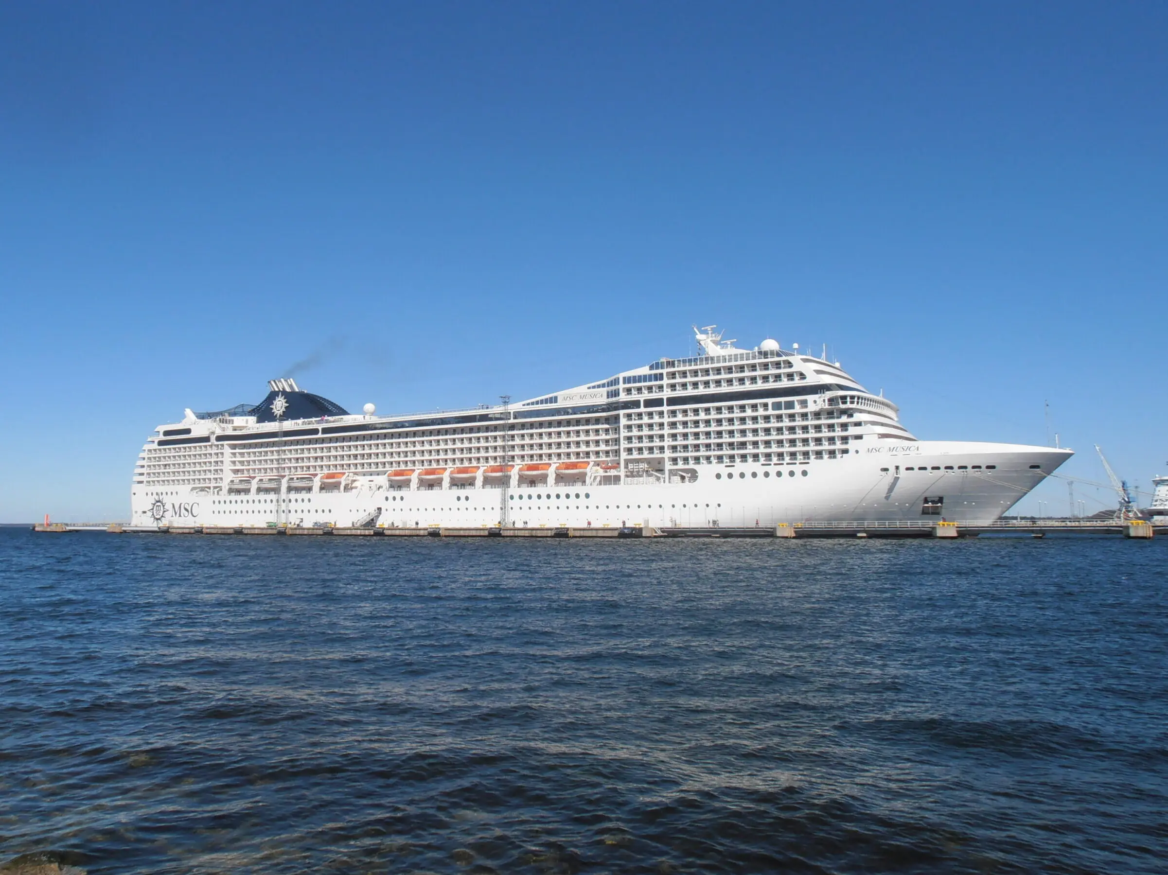 Eine Aufnahme der MSC Musica von MSC Cruises im Hafen von Tallinn, 2013.