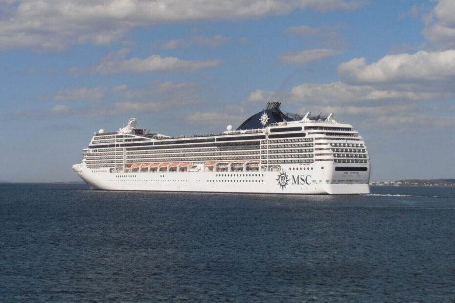 Eine Aufnahme der MSC Poesia von MSC Cruises in Tallinn, Estland, 2012.