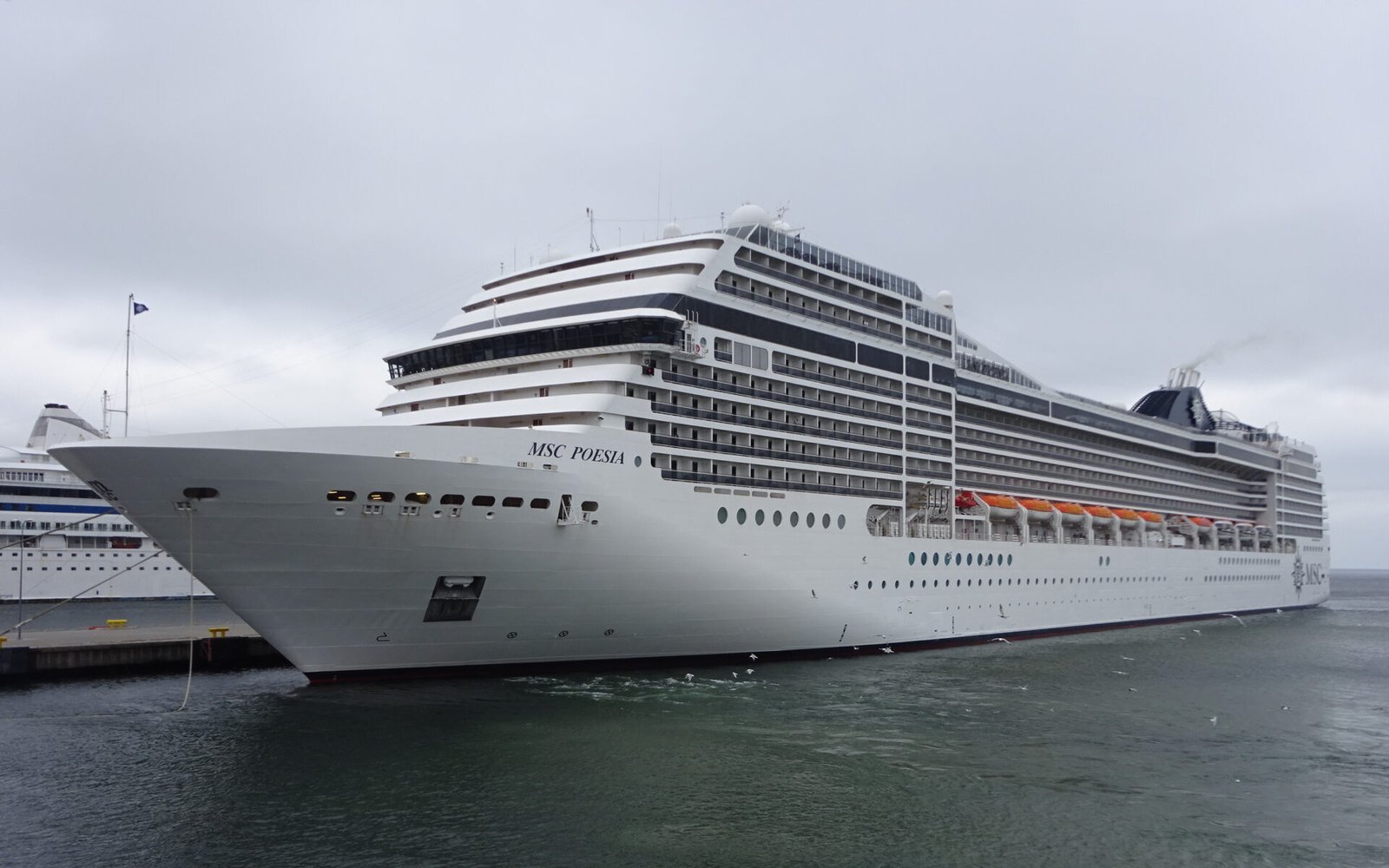 Eine Aufnahme der MSC Poesia von MSC Cruises am Pier 27 im Hafen von Tallinn, Estland, 2023.