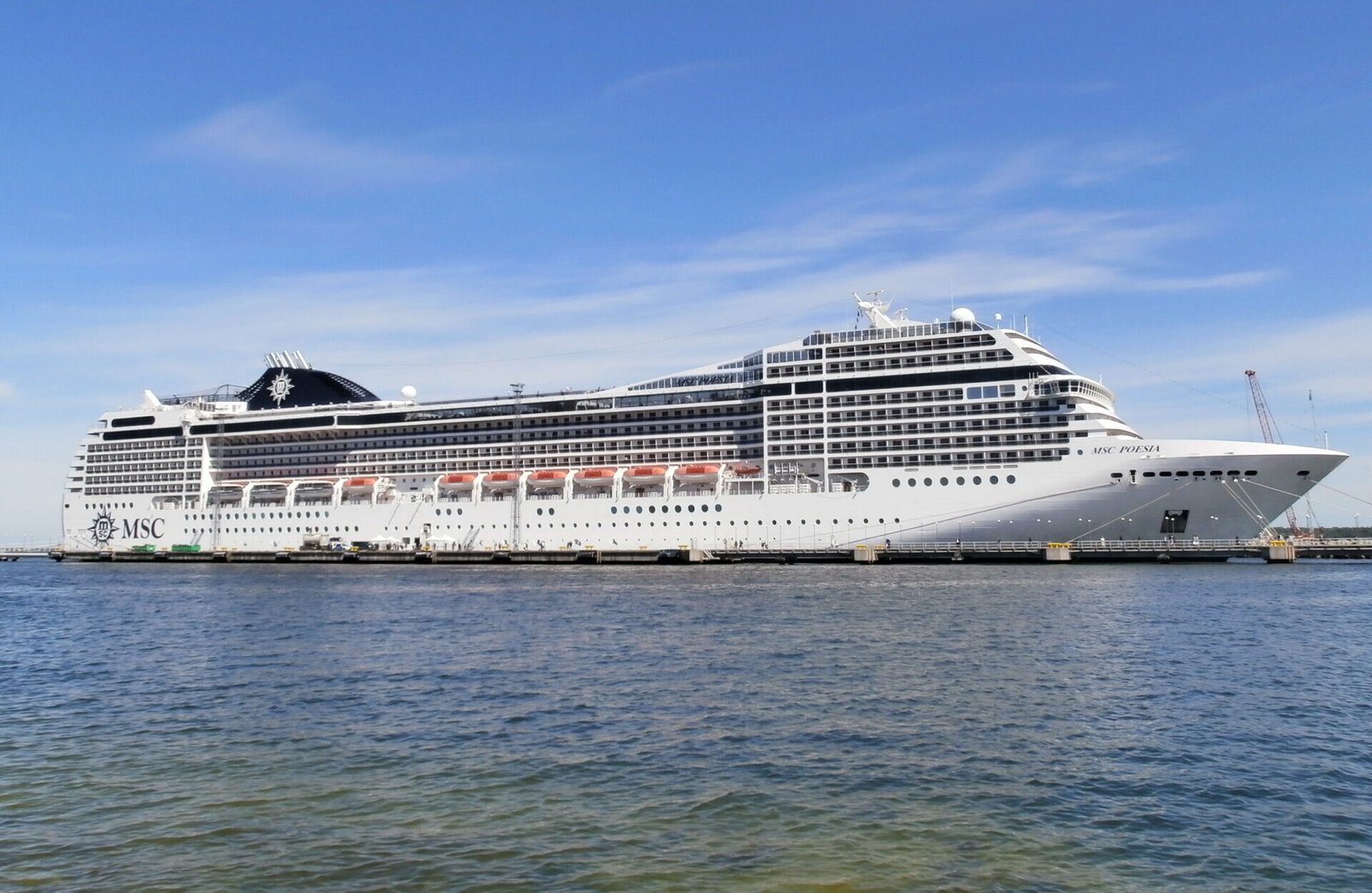 Eine Aufnahme der MSC Poesia von MSC Cruises im Hafen von Tallinn, 2013.