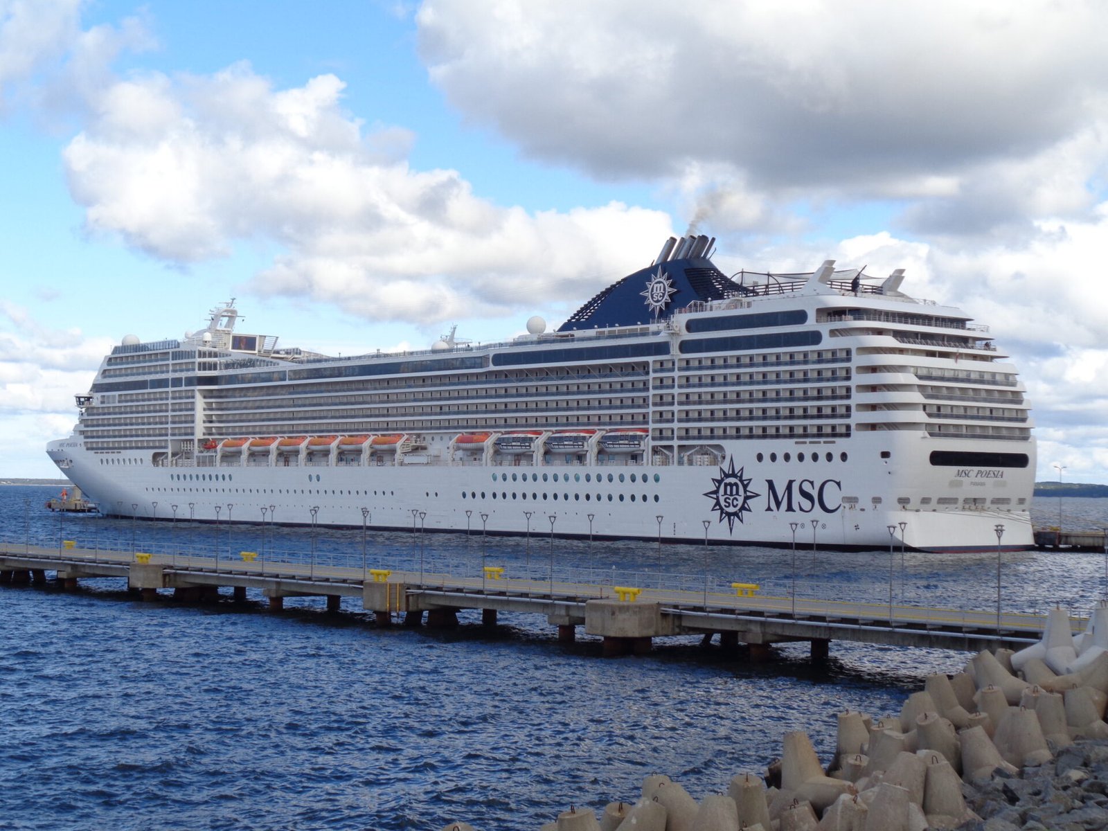 Eine Aufnahme der MSC Poesia von MSC Cruises im Hafen von Tallinn, 2022.