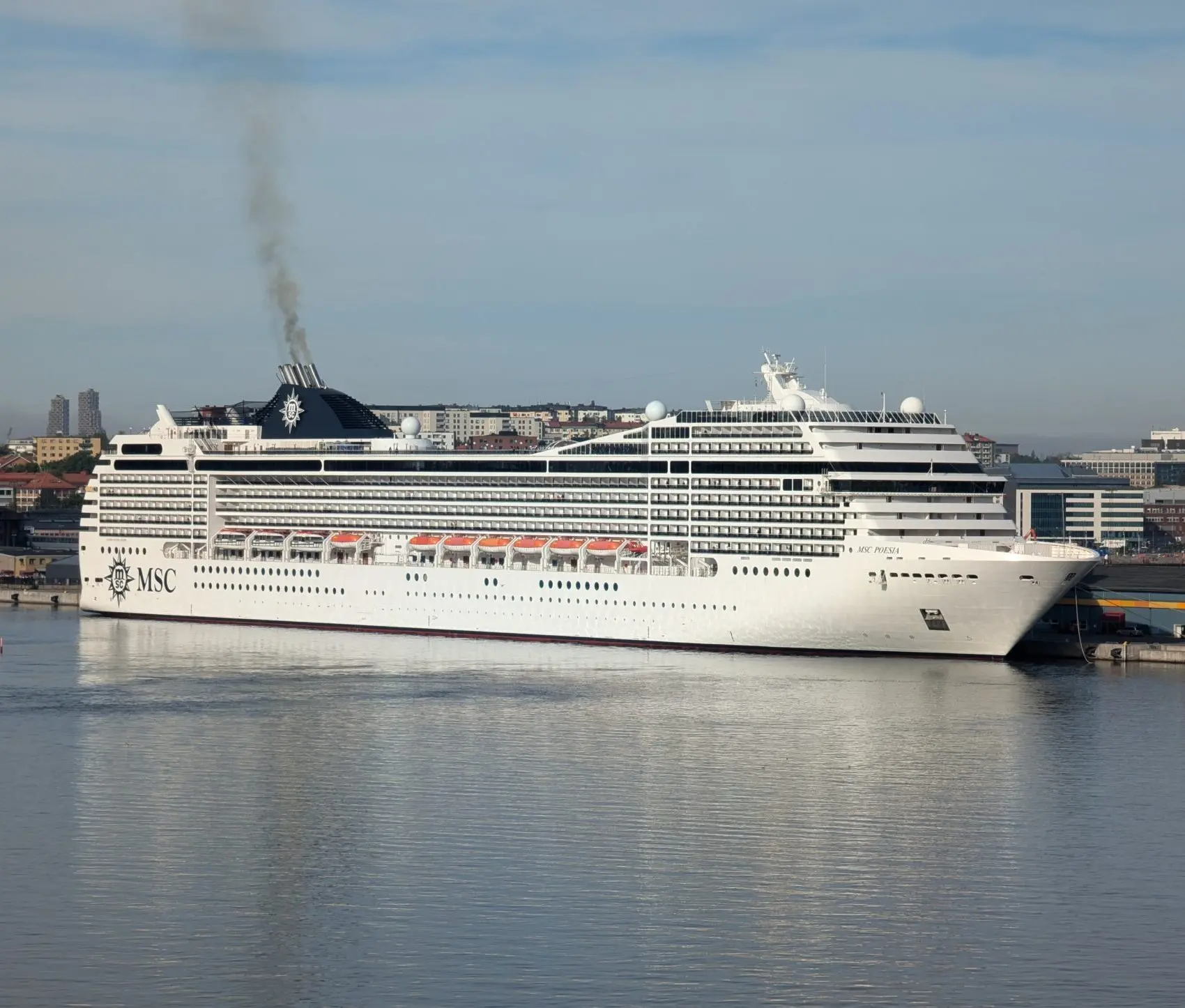 Eine Aufnahme der MSC Poesia von MSC Cruises in Stockholm, Schweden, 2024.