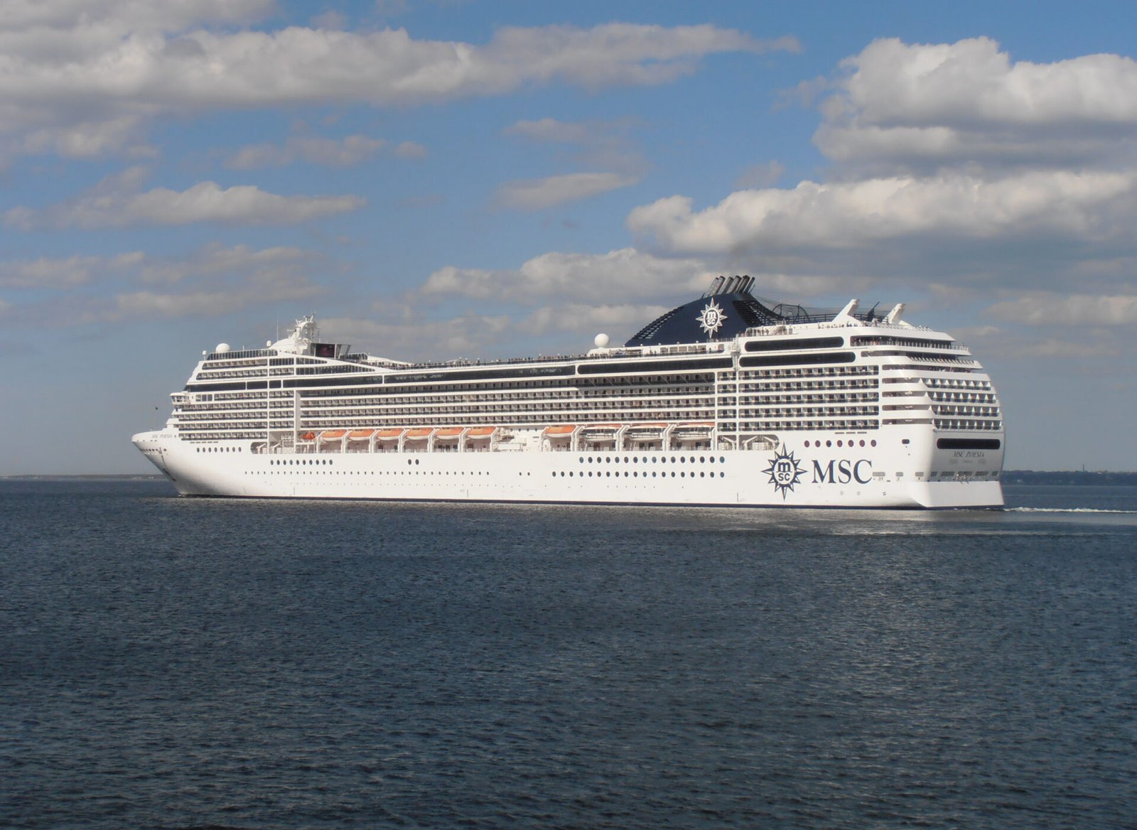 Eine Aufnahme der MSC Poesia von MSC Cruises vor Tallinn, 2012.