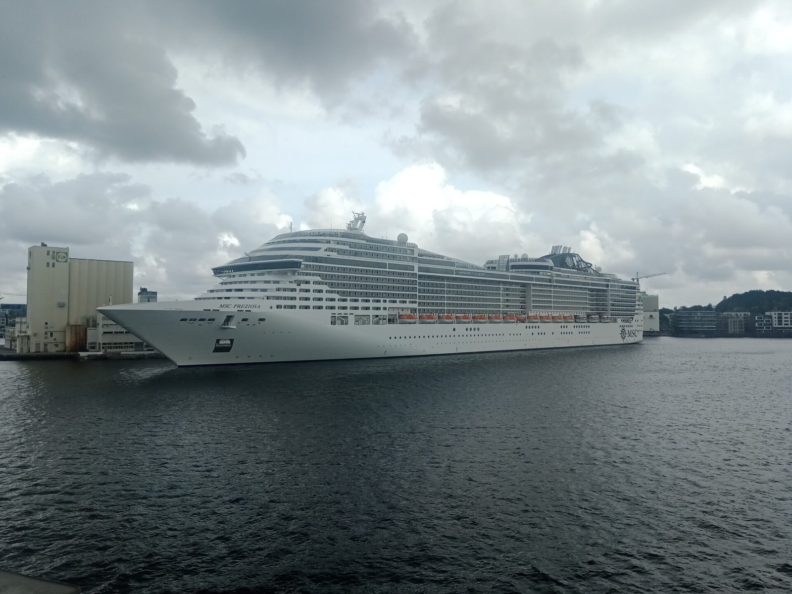Eine Aufnahme der MSC Preziosa von MSC Cruises im Hafen von Kristiansand, 2023.