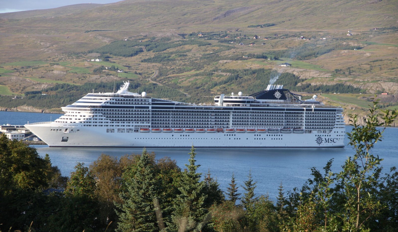 Eine Aufnahme der MSC Preziosa von MSC Cruises in Akureyri, Island, 2017.