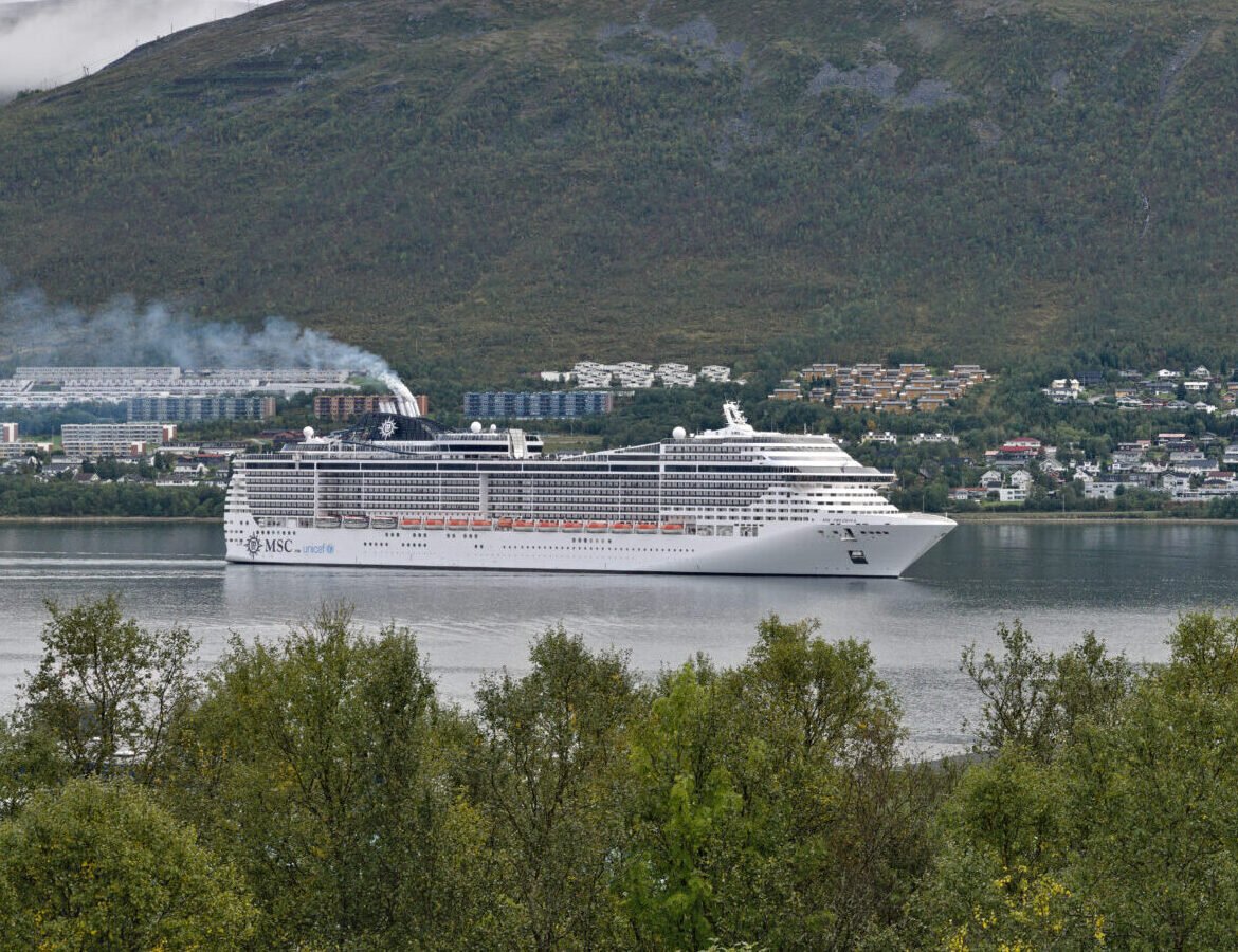 Eine Aufnahme der MSC Preziosa von MSC Cruises vor Tromso, Norwegen, 2022.