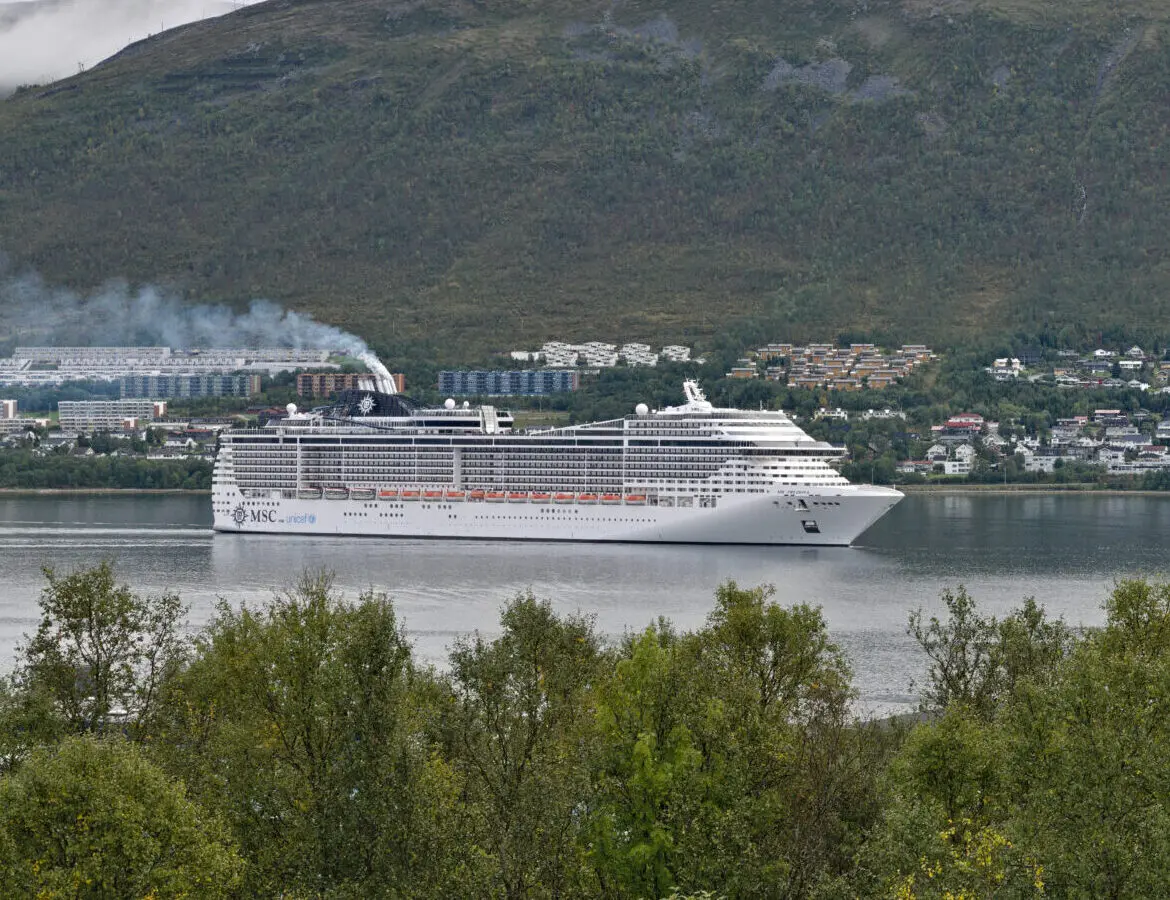 Eine Aufnahme der MSC Preziosa von MSC Cruises vor Tromso, Norwegen, 2022.