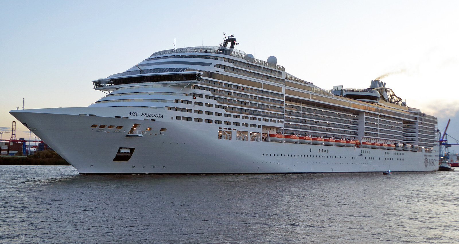 Eine Aufnahme der MSC Preziosa von MSC Cruises auf der Elbe in Hamburg, 2025.