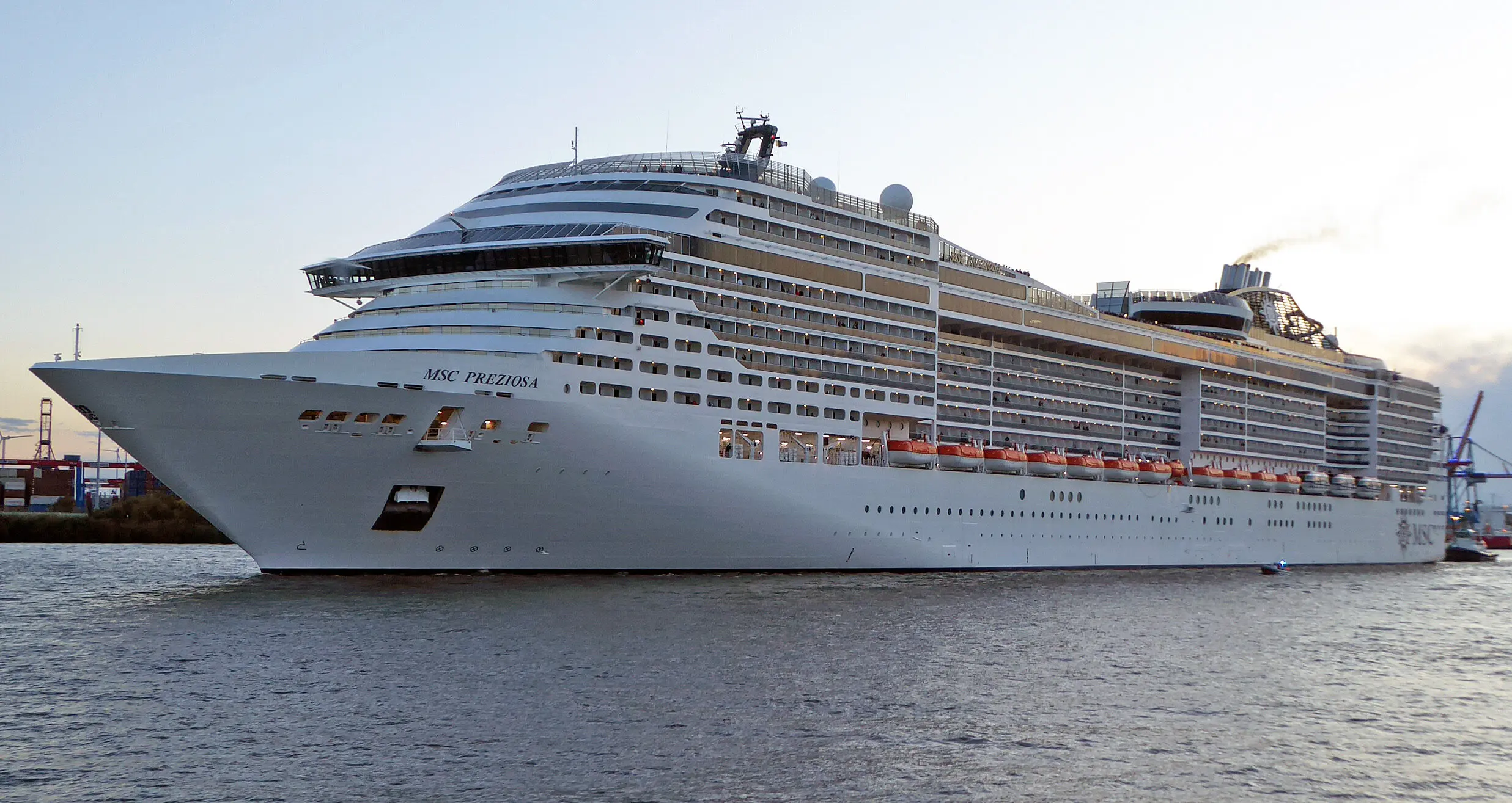 Eine Aufnahme der MSC Preziosa von MSC Cruises auf der Elbe in Hamburg, 2025.