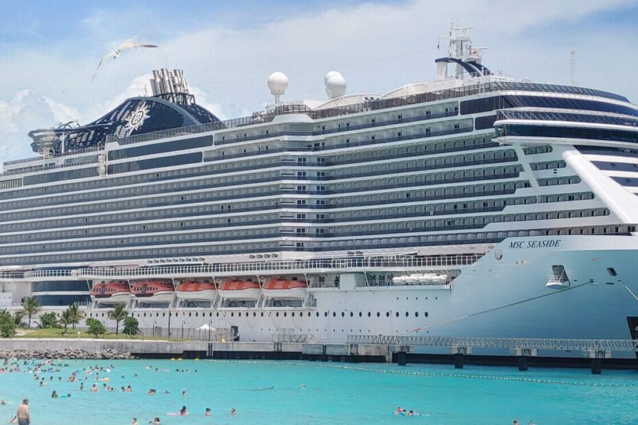 Eine Aufnahme der MSC Seaside von MSC Cruises vor Ocean Cay, Bahamas, 2023.
