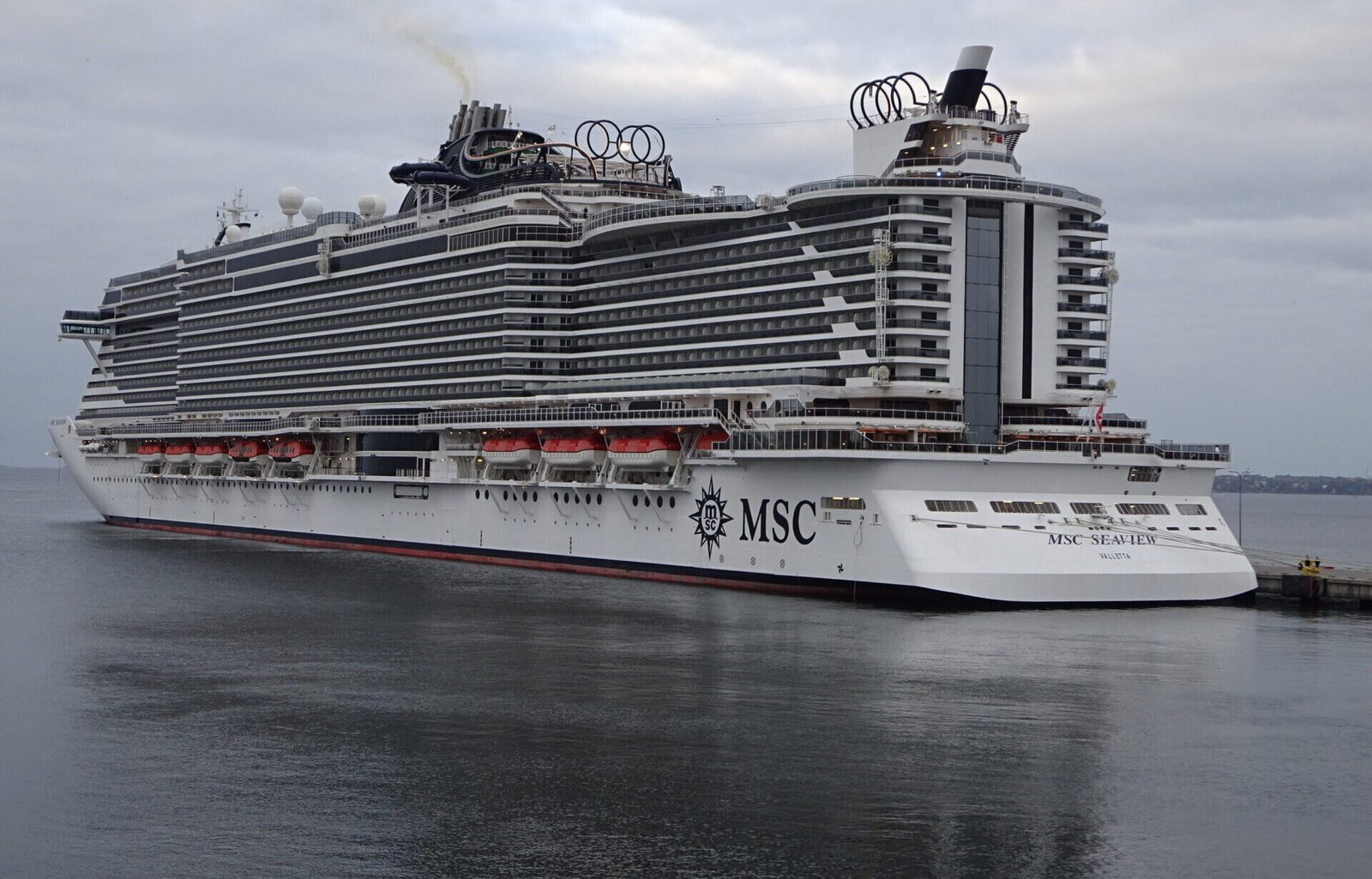 Eine Aufnahme der MSC Seaview von MSC Cruises im Hafen von Tallinn, 2021.