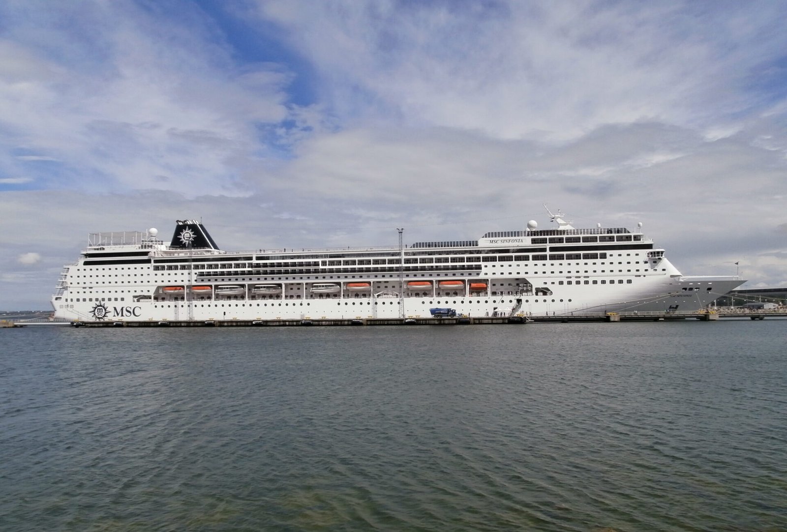 Eine Aufnahme der MSC Sinfonia von MSC Cruises im Hafen von Tallinn, 2015.
