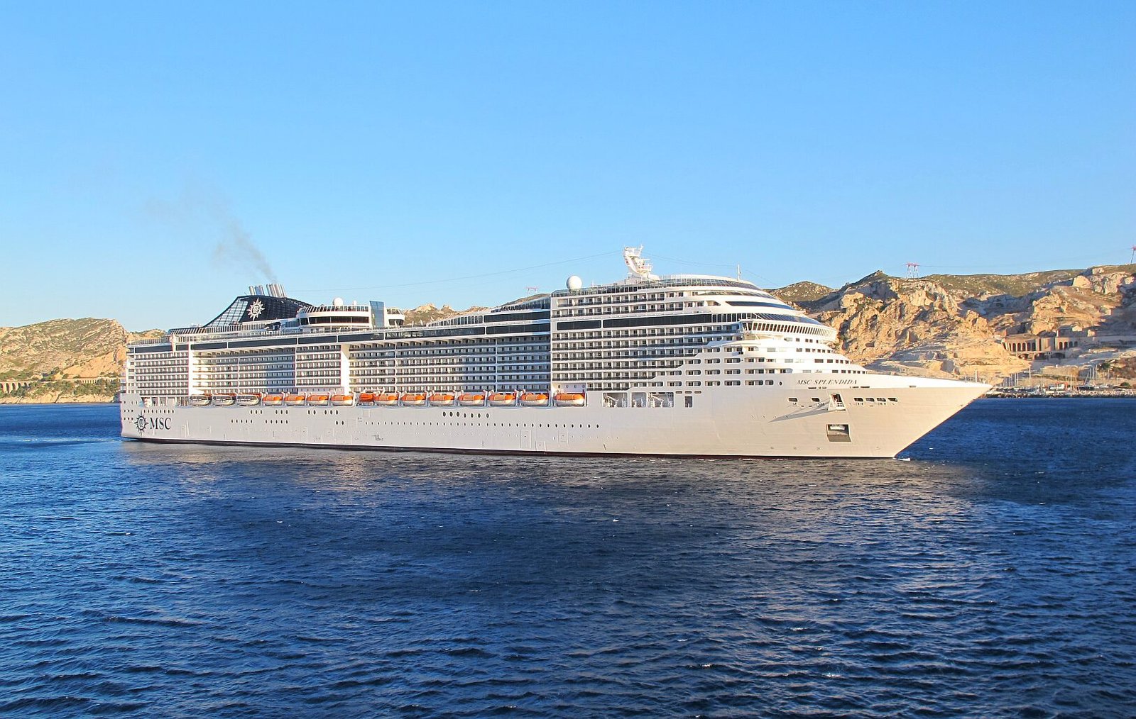 Eine Aufnahme der MSC Splendida von MSC Cruises im Hafen von Marseille, Frankreich, 2014.