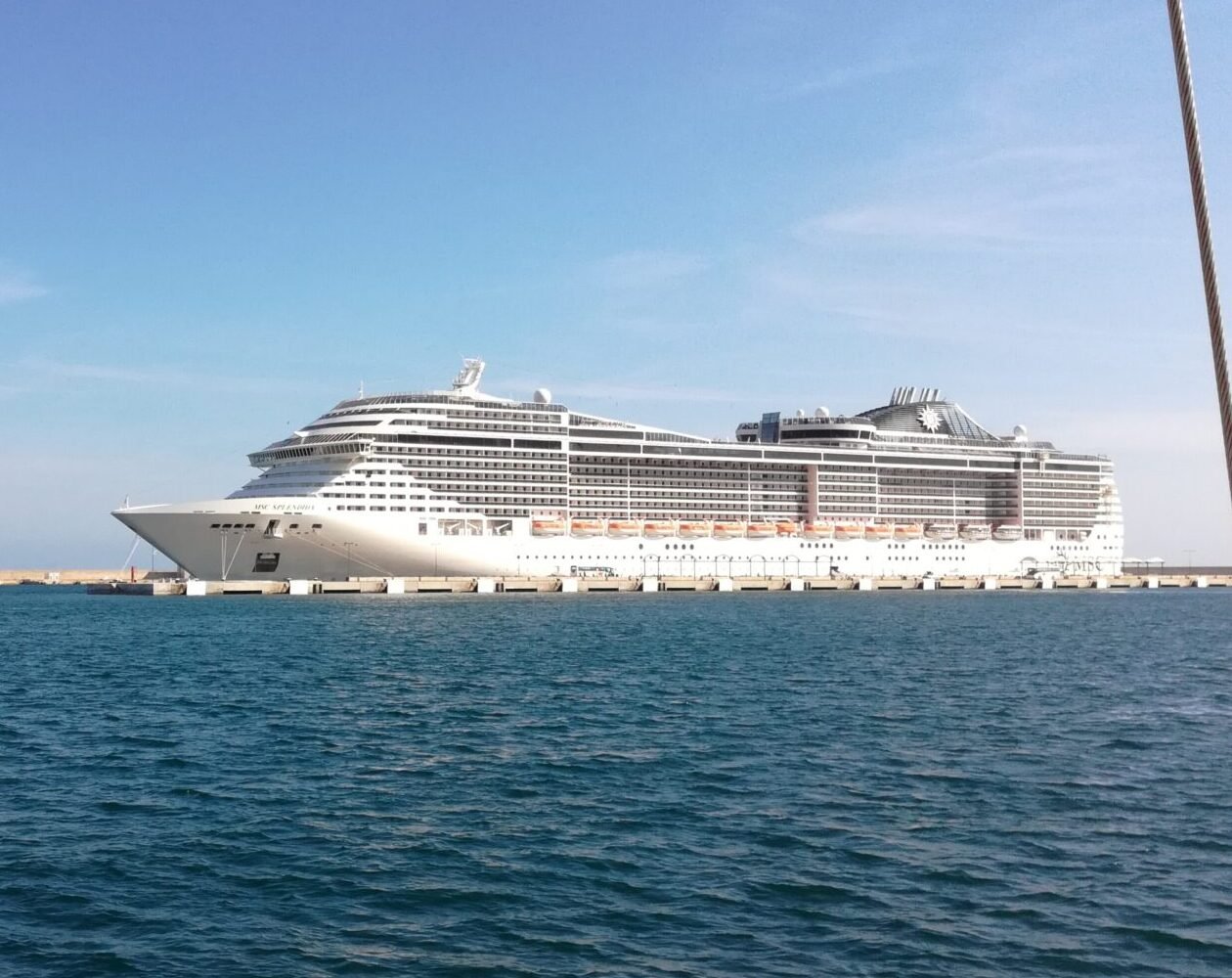 Eine Aufnahme der MSC Splendida von MSC Cruises im Hafen von Palma de Mallorca, 2017.