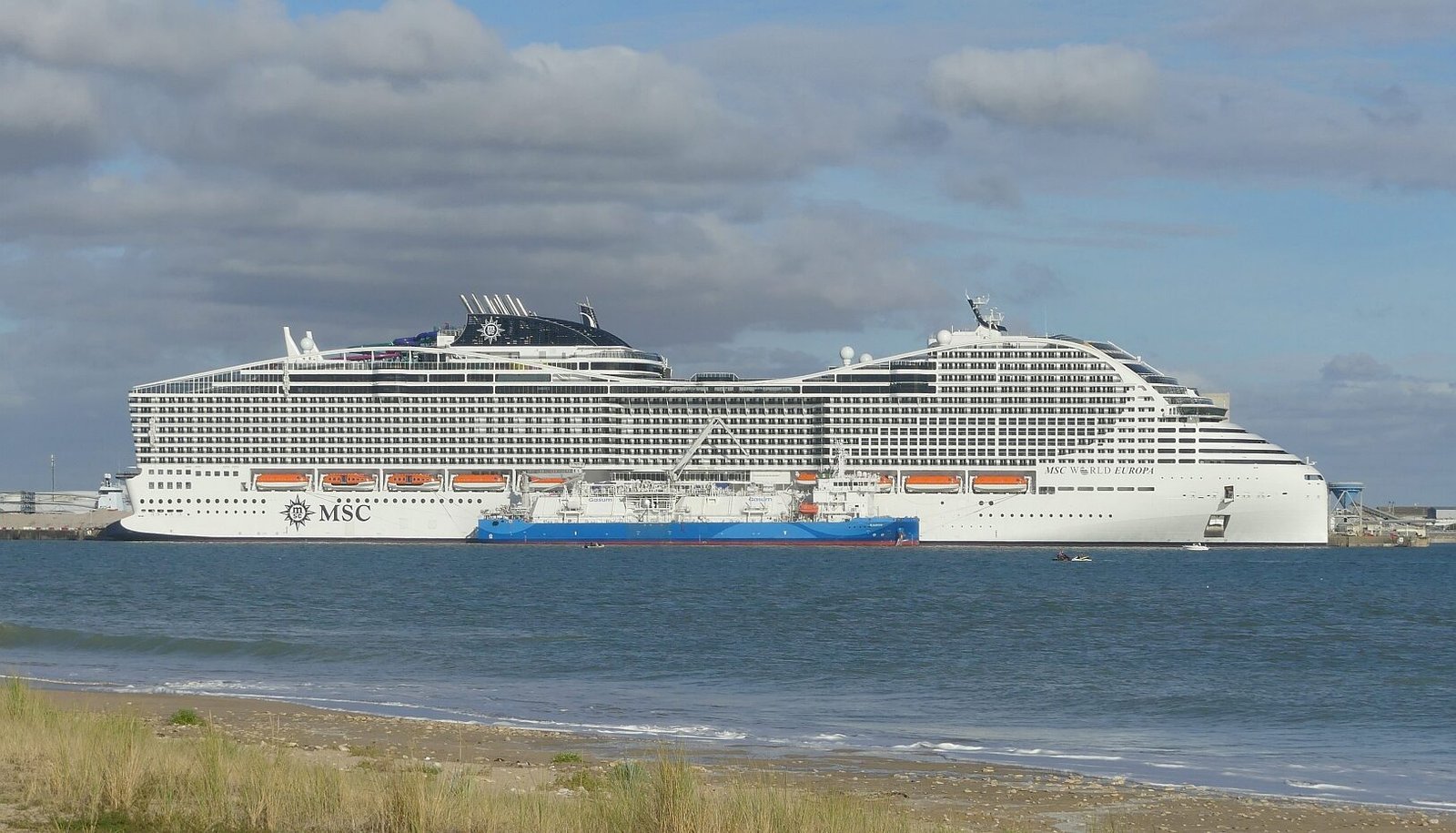 Eine Aufnahme der MSC World Europa von MSC Cruises im Hafen von La Rochelle, Frankreich, 2022.