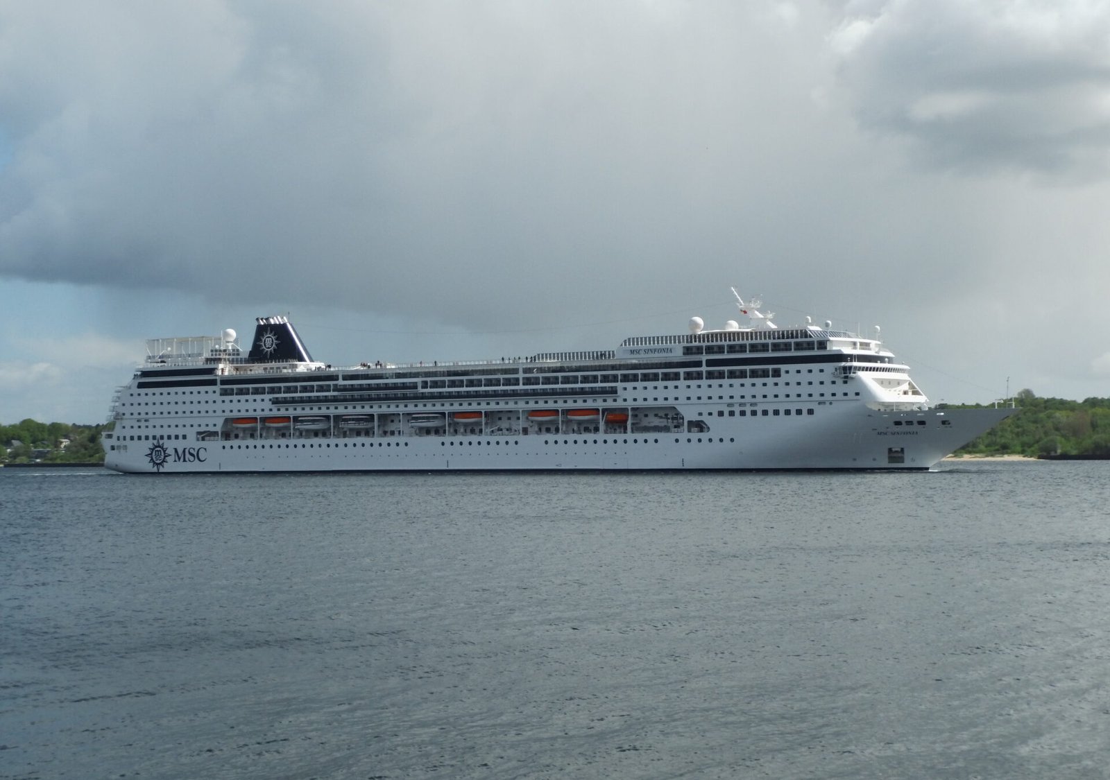 Eine Aufnahme der MSC Sinfonia von MSC Cruises in Kiel, 2015.
