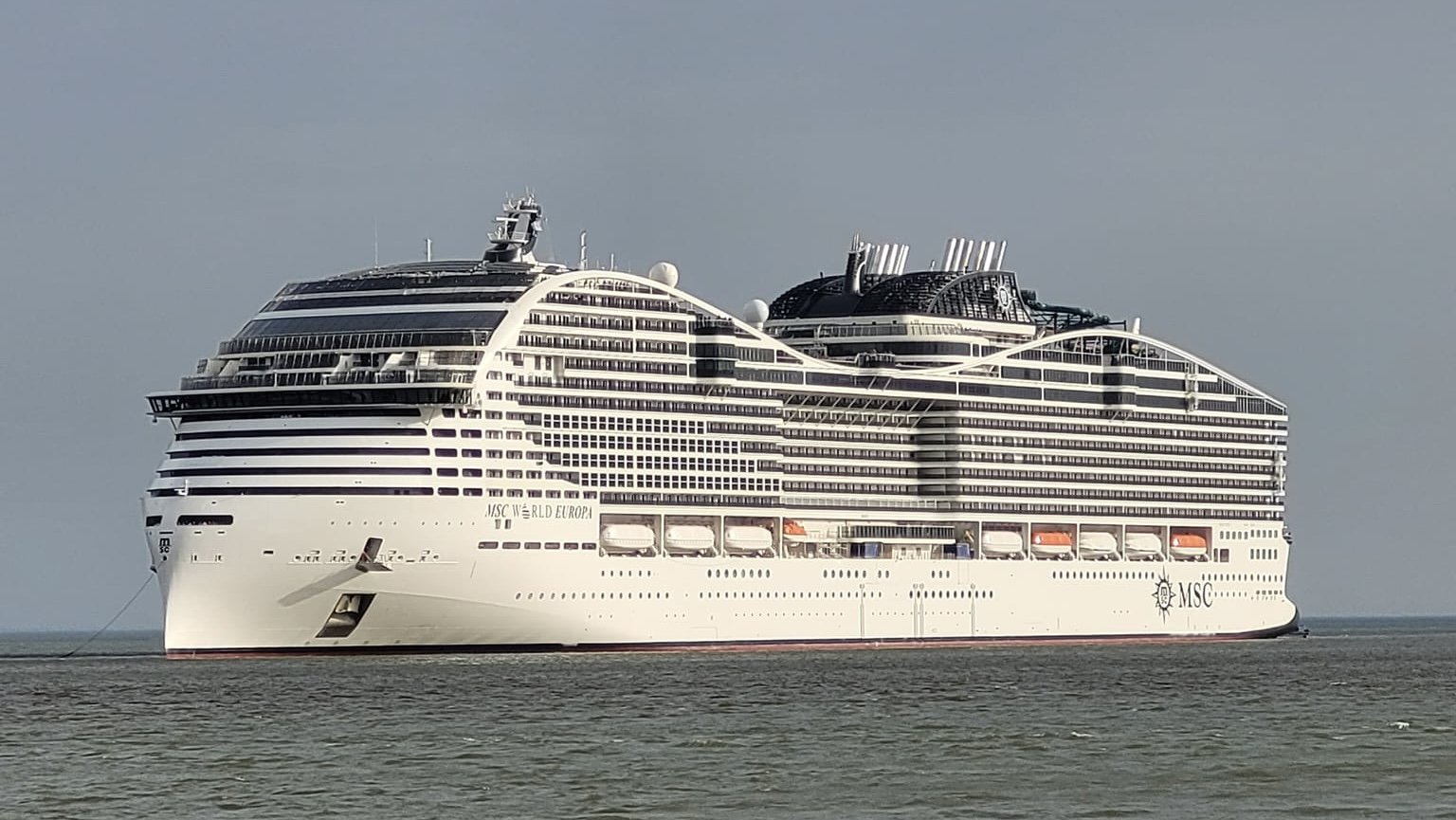 Eine Aufnahme der MSC World Europa von MSC Cruises in Saint-Nazaire, Frankreich