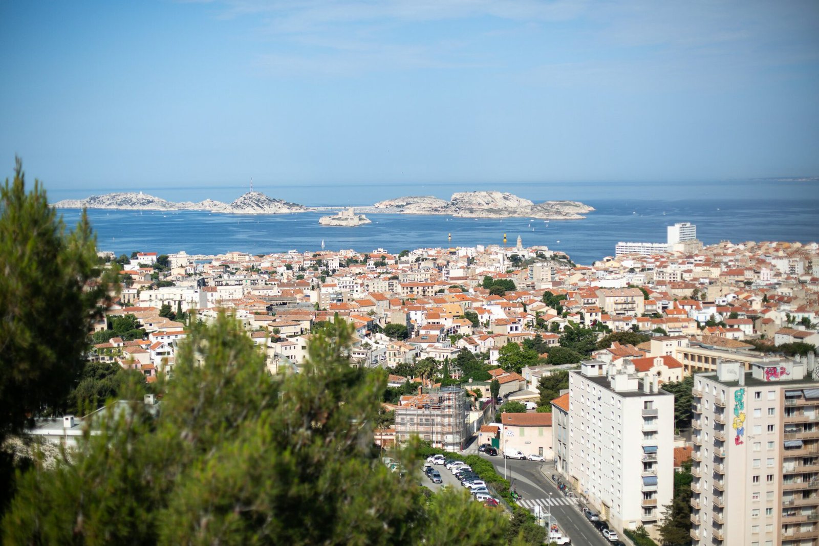 Eine Aufnahme vom Hafenbecken in Marseille Notre-Dame de la Garde aus