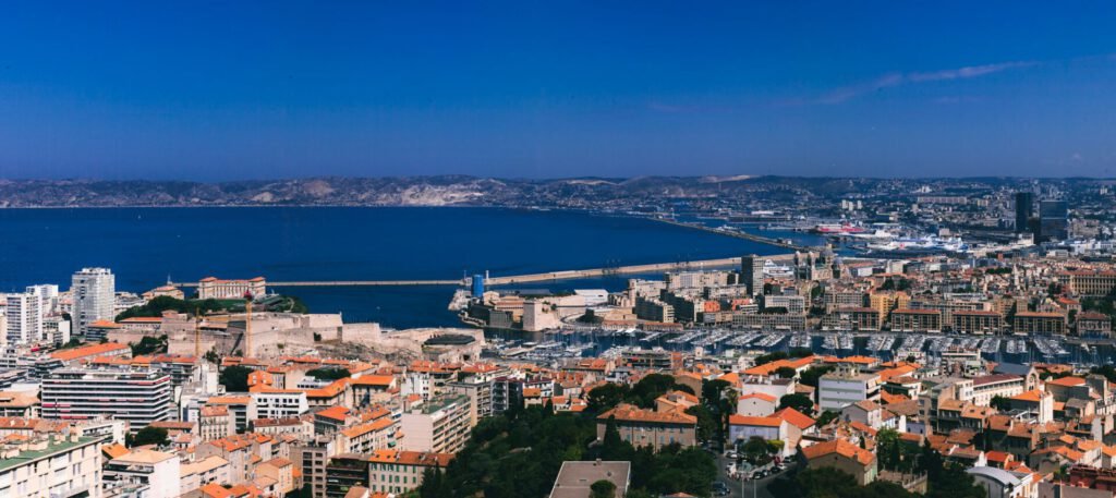 Marseille Eine Panoramaaufnahme der Küste in Marseille