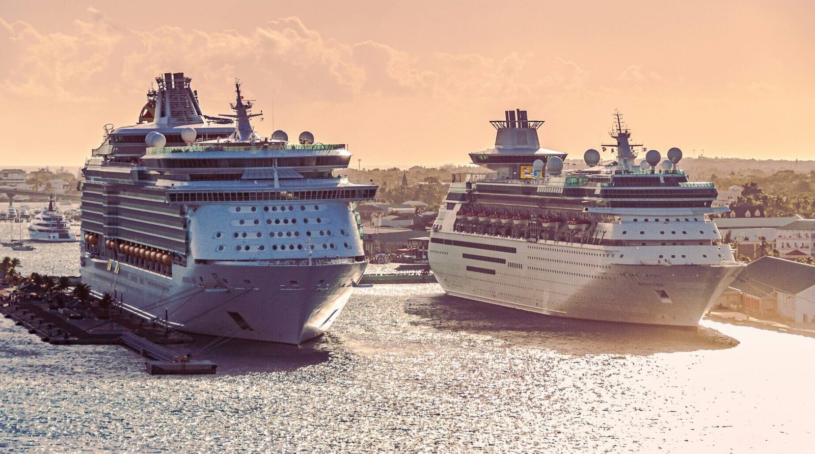 Eine Aufnahme von mehreren Kreuzfahrtschiffen im Hafen von Nassau, Bahamas, 2022.