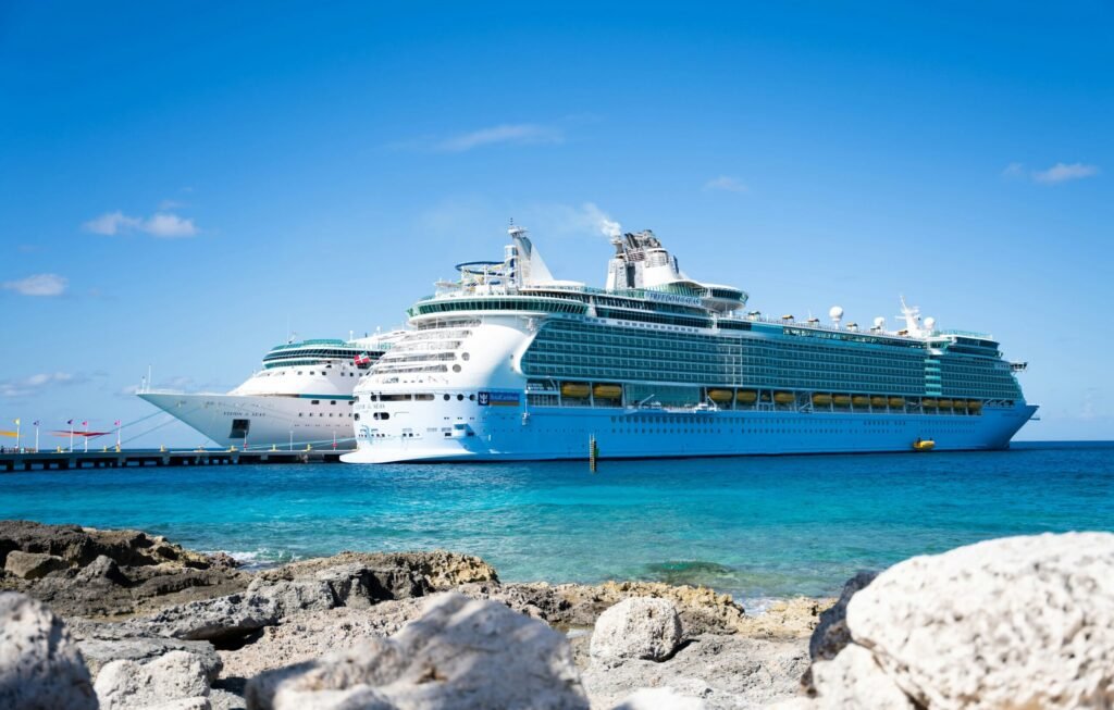 Mehrere RCI Kreuzfahrtschiffe Die Freedom of the Seas und Vision of the Seas von Royal Caribbean International in einem Hafen.