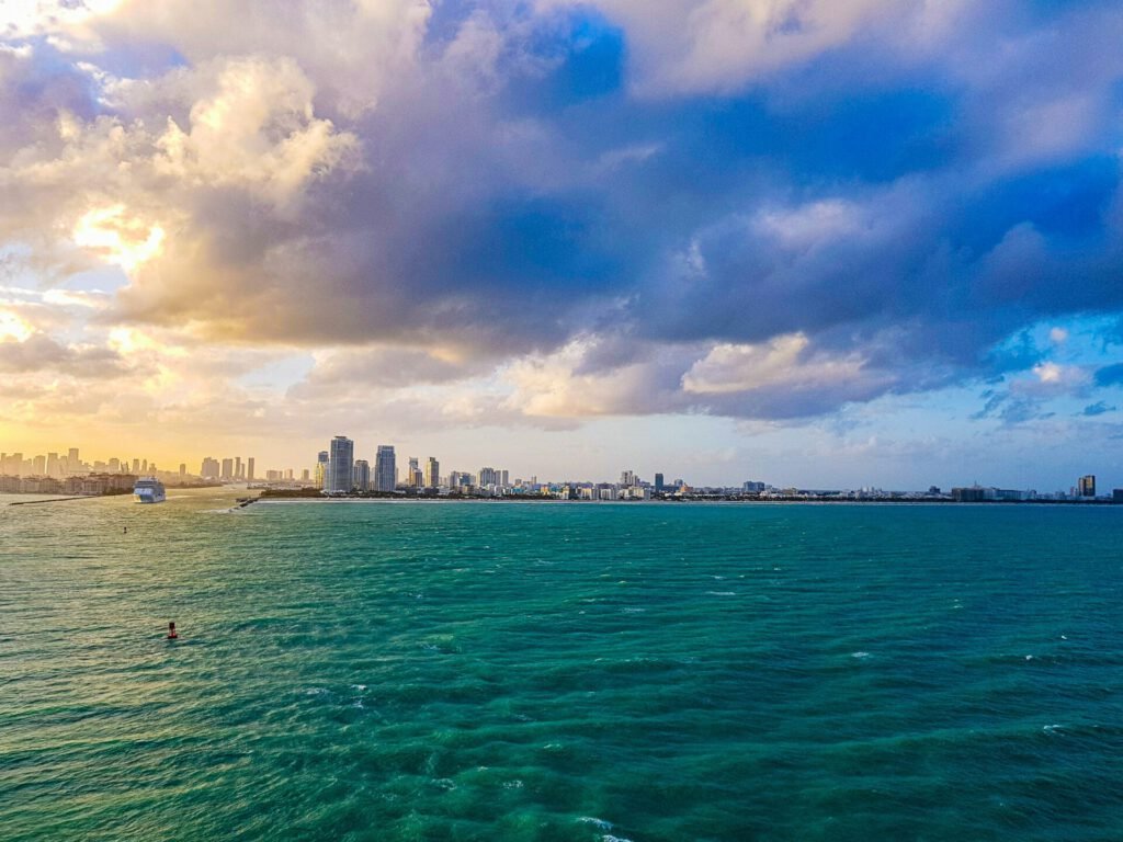 Miami Eine Wasseraufnahme von Miami in der Distanz