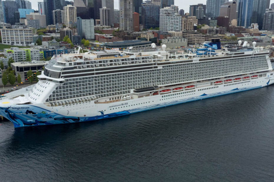 Eine Aufnahme der Norwegian Bliss von Norwegian Cruise Line im Hafen von Seattle, Washington, 2022.
