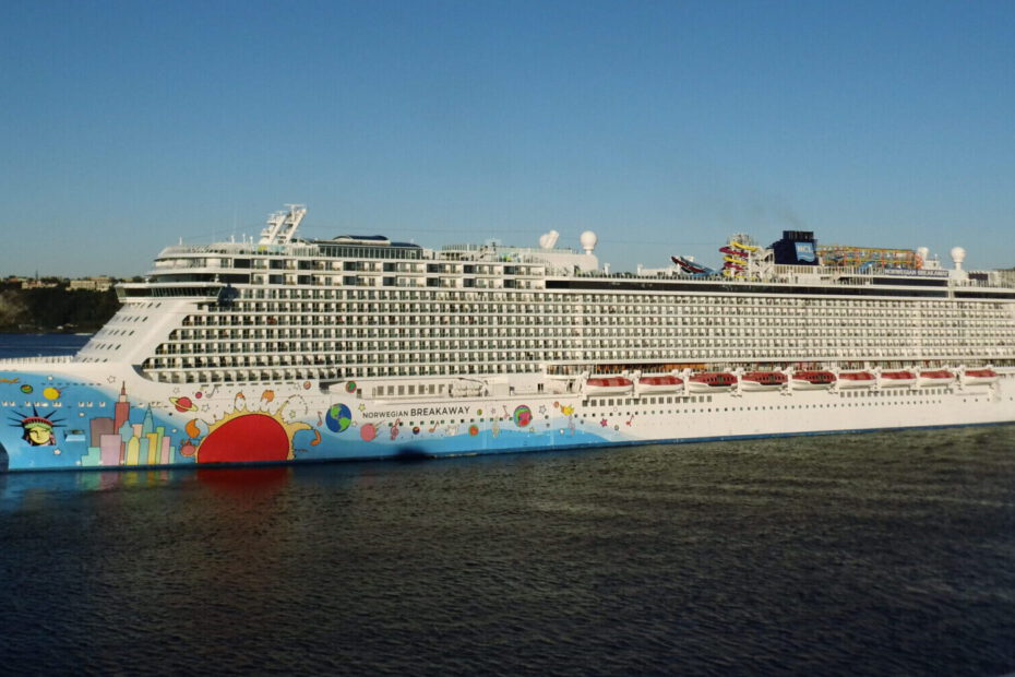 Eine Aufnahme der Norwegian Breakaway von Norwegian Cruise Line in Manhattan, 2016.