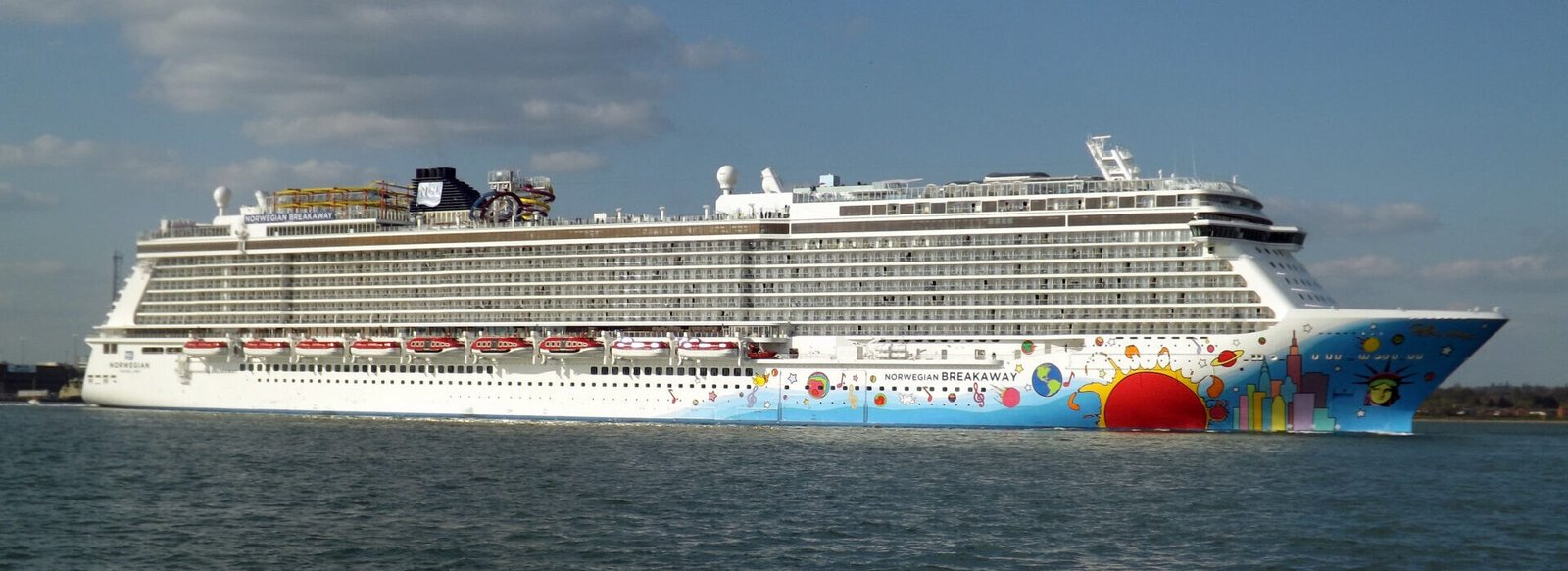 Eine Aufnahme der Norwegian Breakaway von Norwegian Cruise Line vor Southampton, England, 2012.